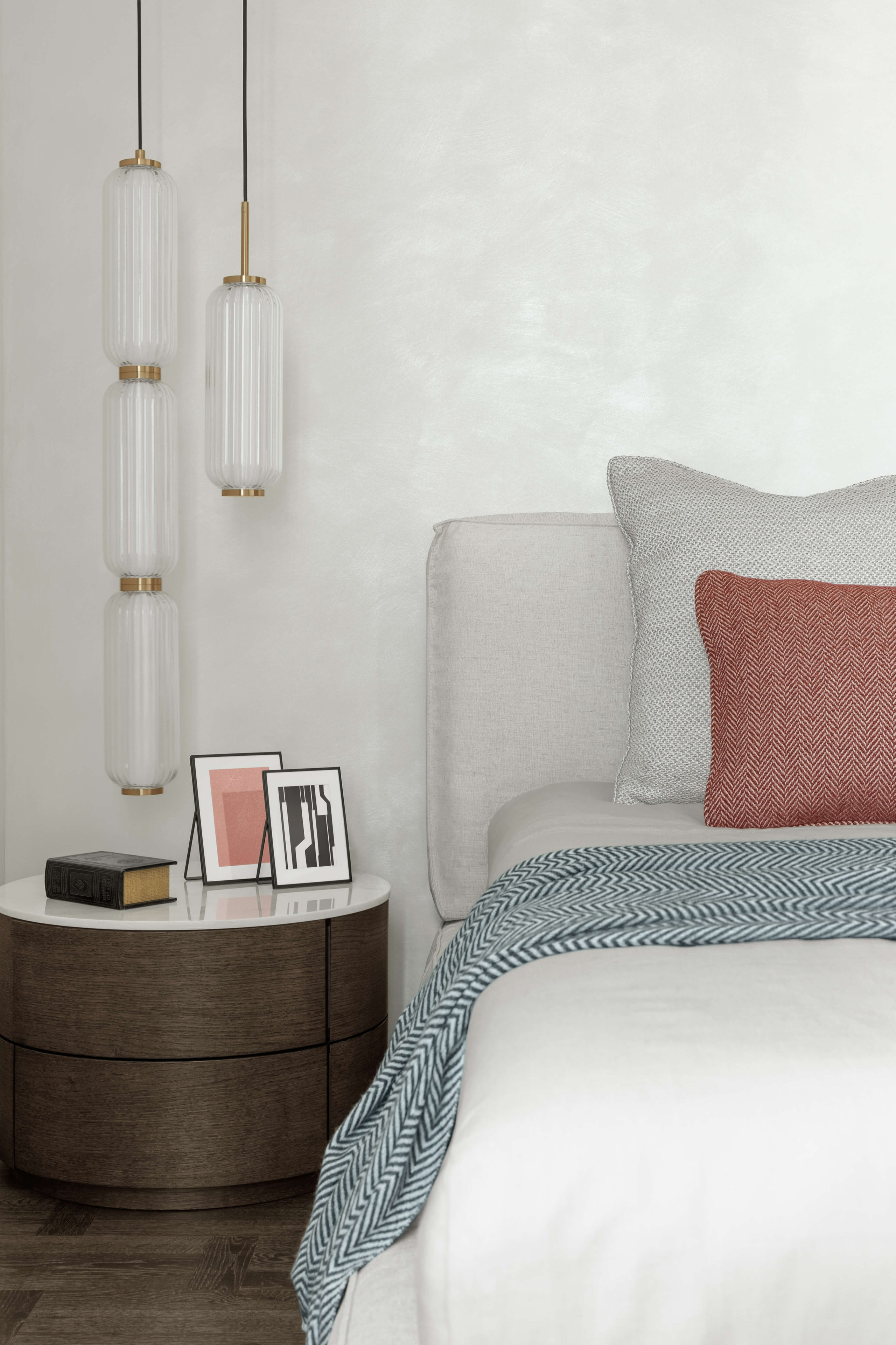 Прикроватная зона в спальне — столик Minotti, лампа Flos и графичные постеры, интерьер Astudio.