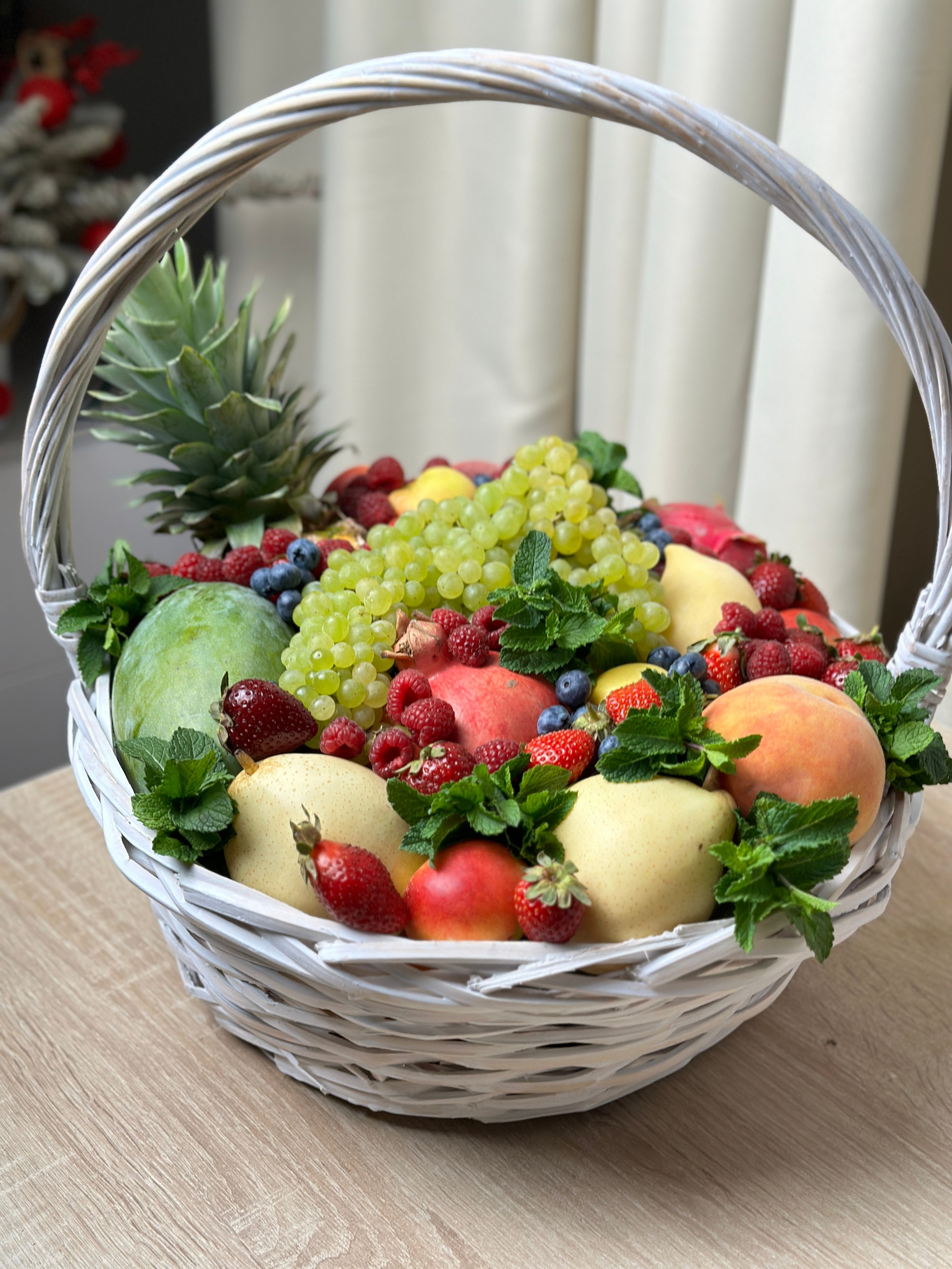 Корзины. Выездной кейтеринг, съедобные букеты, торты и сладости на заказ