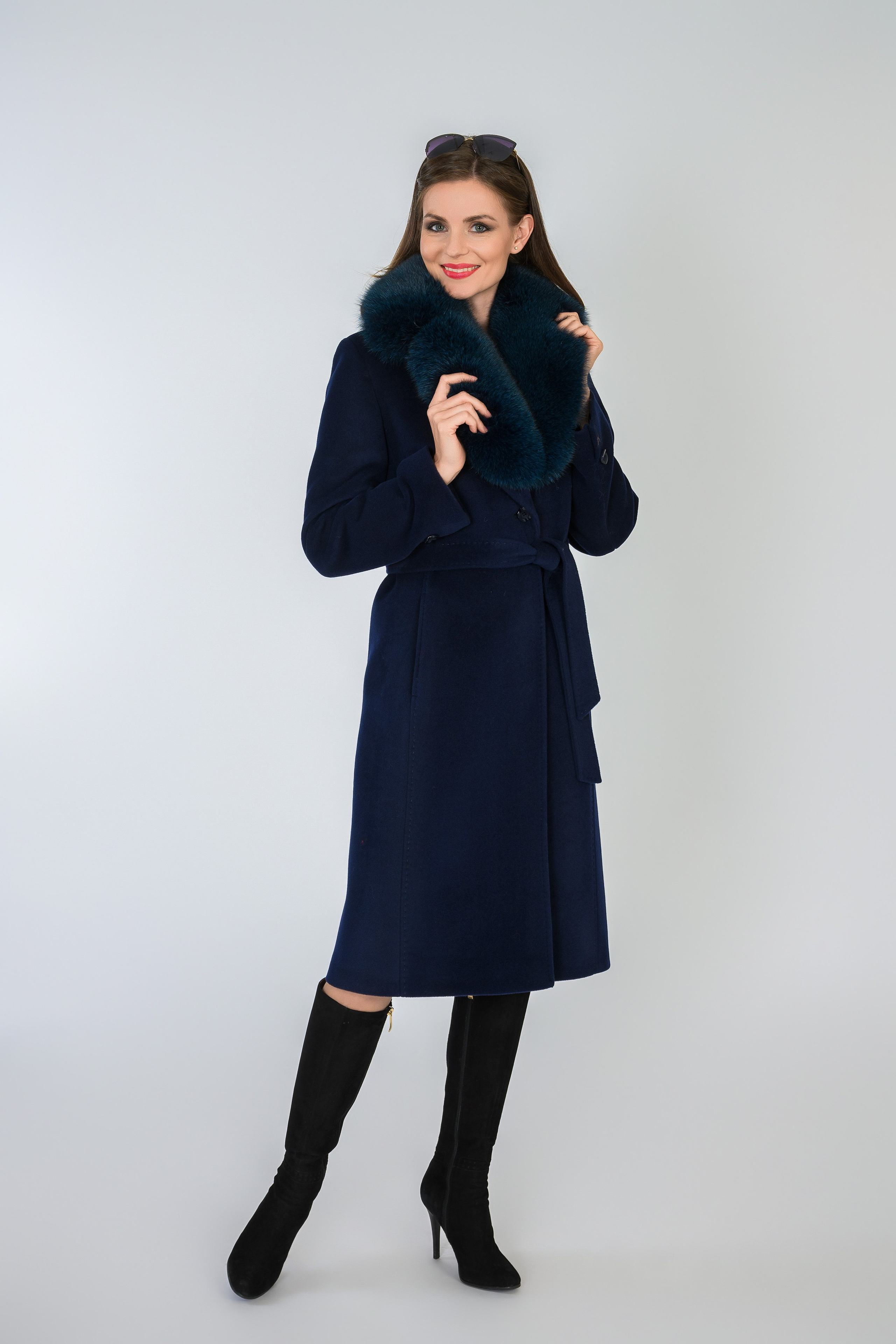 Рекламная фотосессия в студии для магазина одежды.