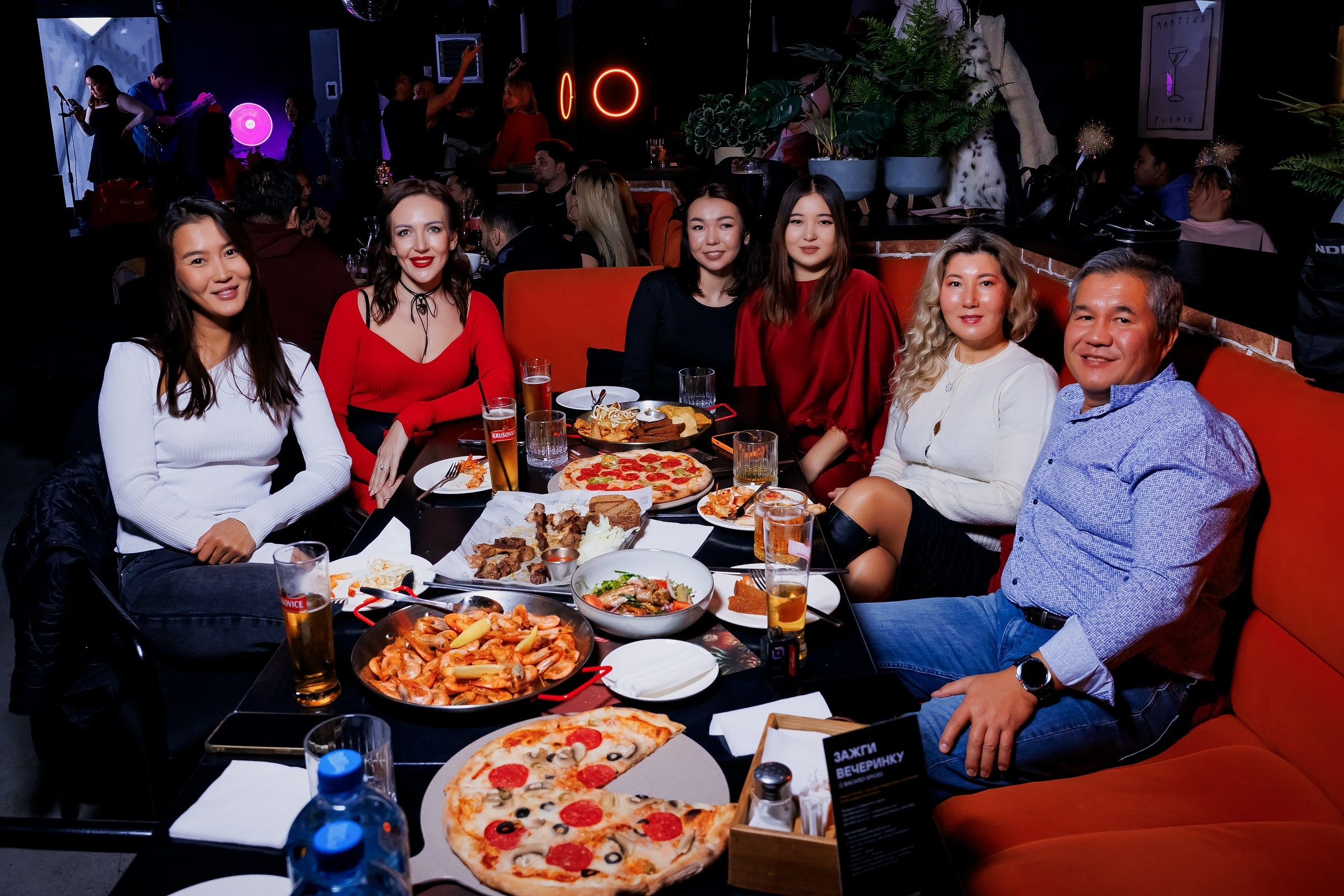 Chechil Pub в ТД Дана-Chechil Розыбакиева. Репортажный фотограф в Алматы Каюпов Сержан