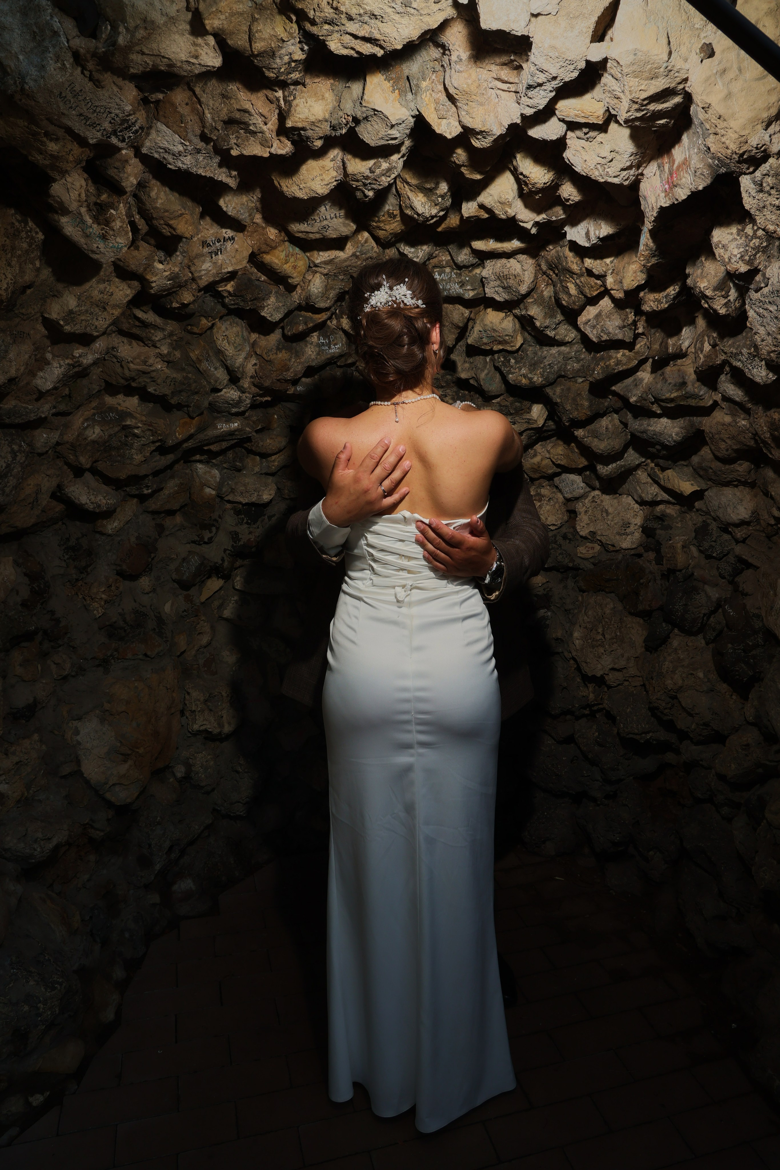 каменная чаша в струковском парке в Самаре для свадебной фотографии