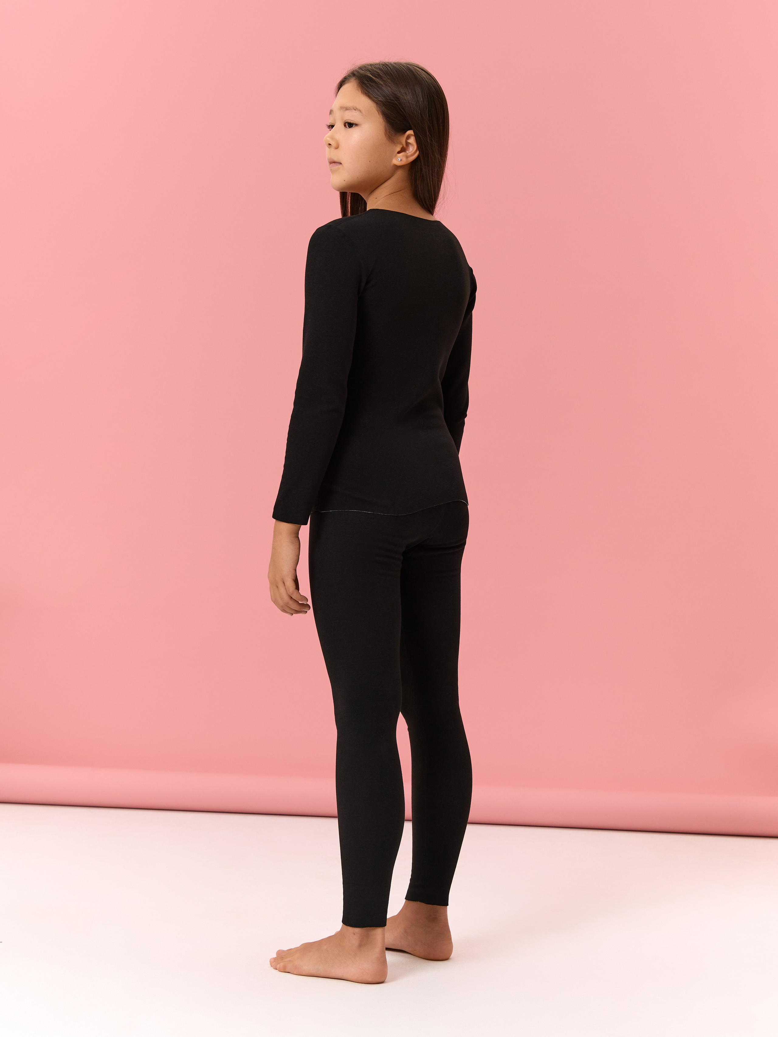 Отретушированное ростовое фото девочки в спортивном костюме для каталога 