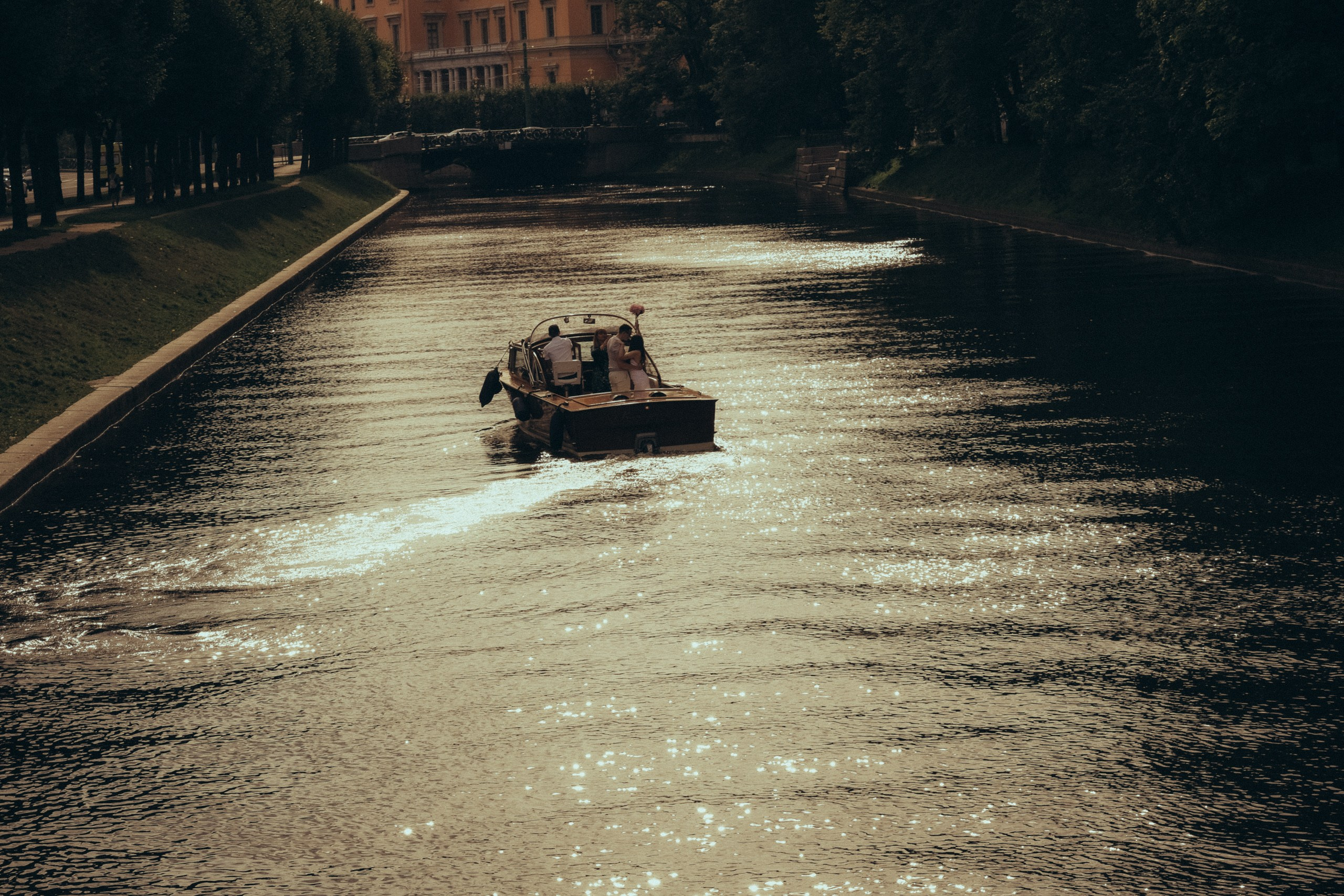 СВАДЕНБНАЯ СЬЕМКА НА КАТЕРЕ ПО КАНАЛАМ САНКТ-ПЕТЕРБУРГА И В АКВАТОРИИ НЕВЫ. Профессиональный фотограф, Санкт-Петербург — Виктория Богомолова