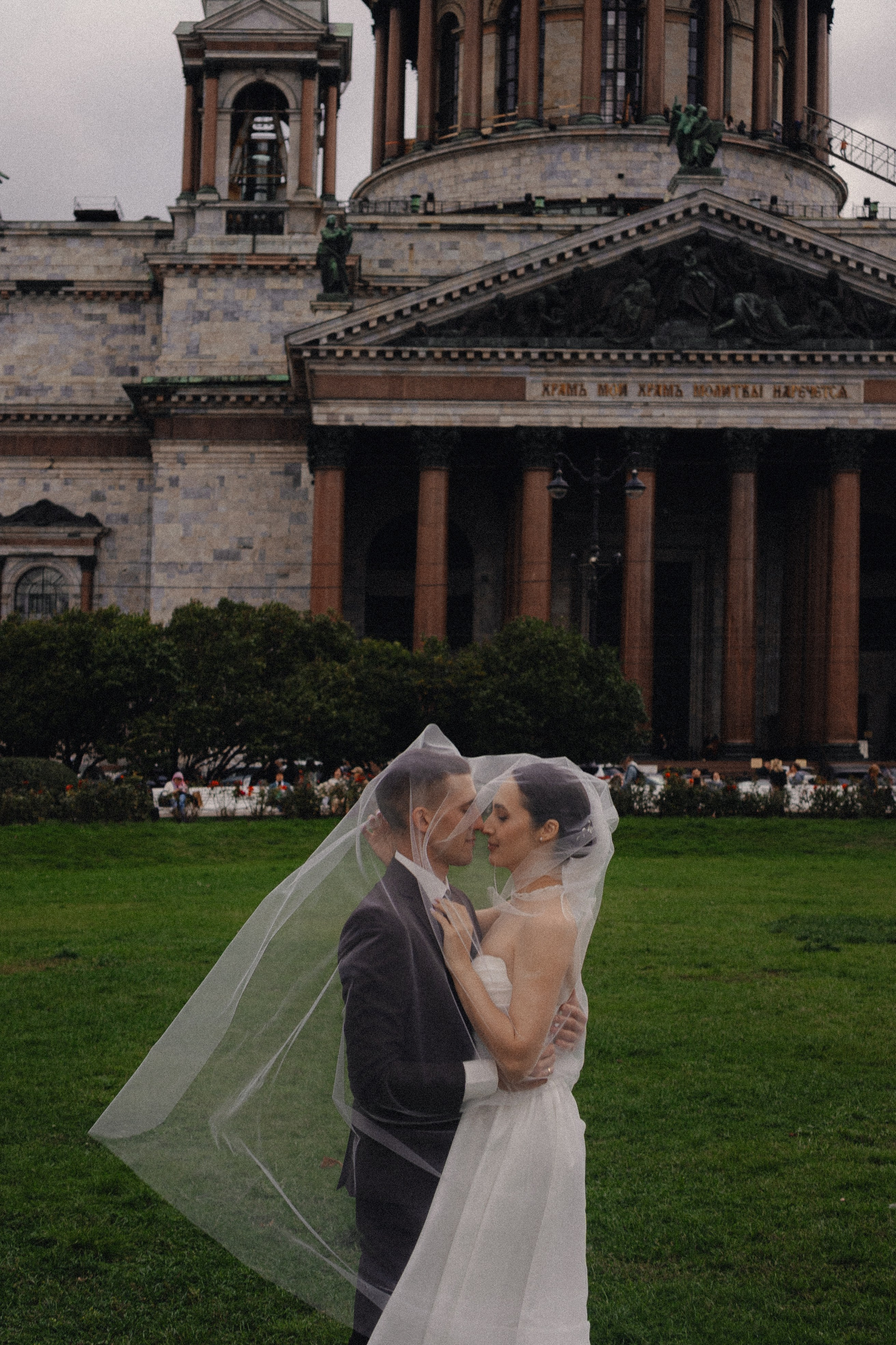СВАДЕБНАЯ ПРОГУЛКА В САНТК-ПЕТЕРБУРГЕ (ИСАКИЕВСКИЙ СОБОР, ЗИМНЯЯ КАНАВКА, ЭРМИТАЖ И БОЛЬШАЯ МОРСКАЯ УЛИЦА). Профессиональный фотограф, Санкт-Петербург — Виктория Богомолова