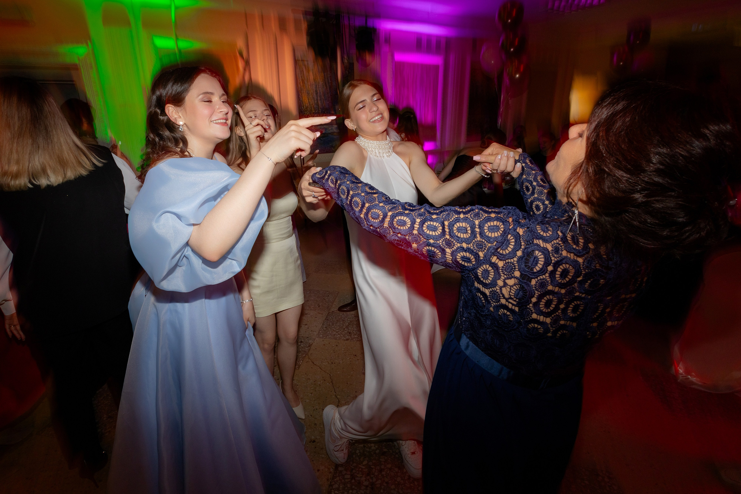 Школьный выпускной 2024 год в Соколе (Минск). Свадебный фотограф в Минске/Беларуси Сергей Спиридонов