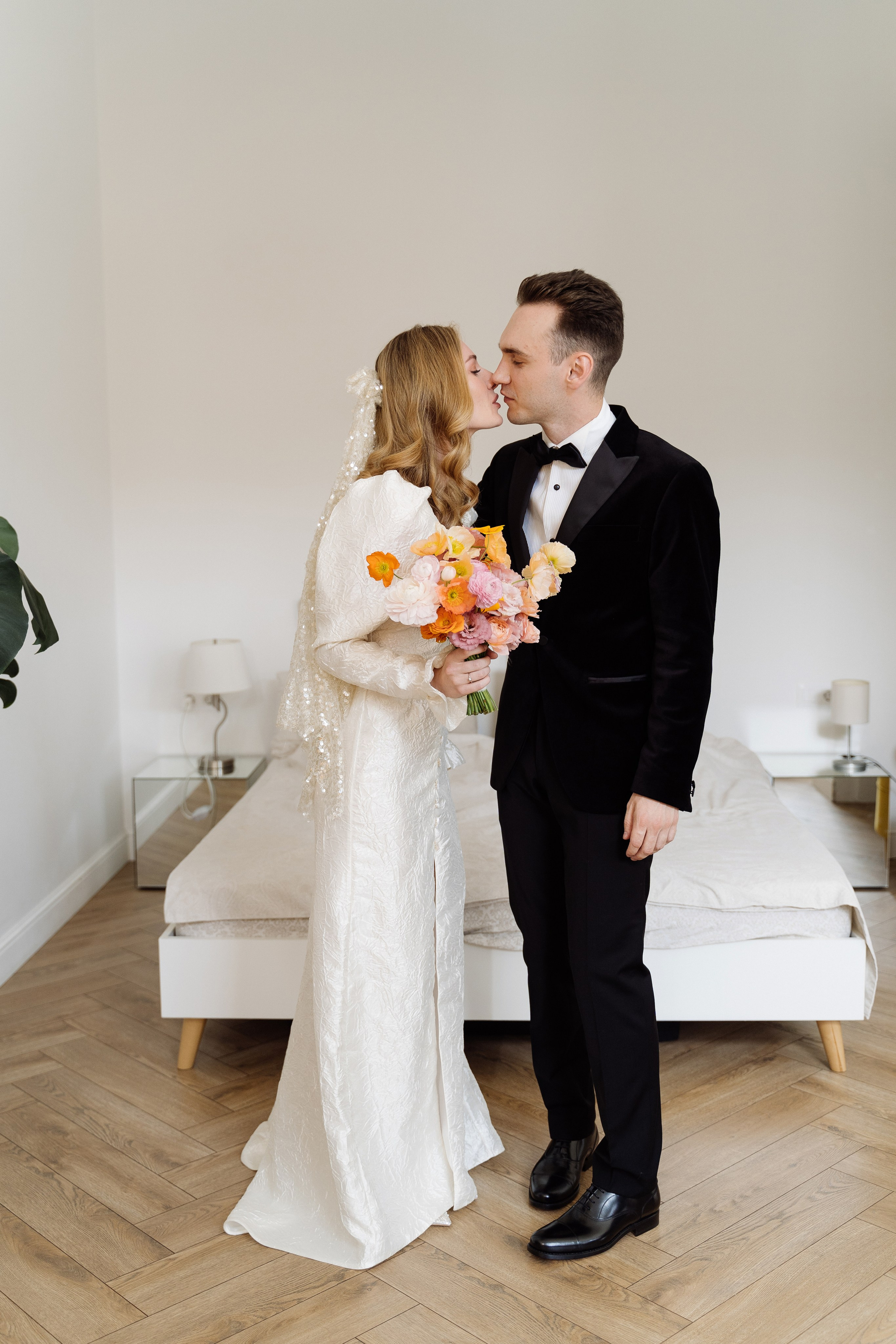 Камерная свадьба на фонтанке в сезонах. Свадебный фотограф организатор в Санкт-Петербурге Ассоль Опарина