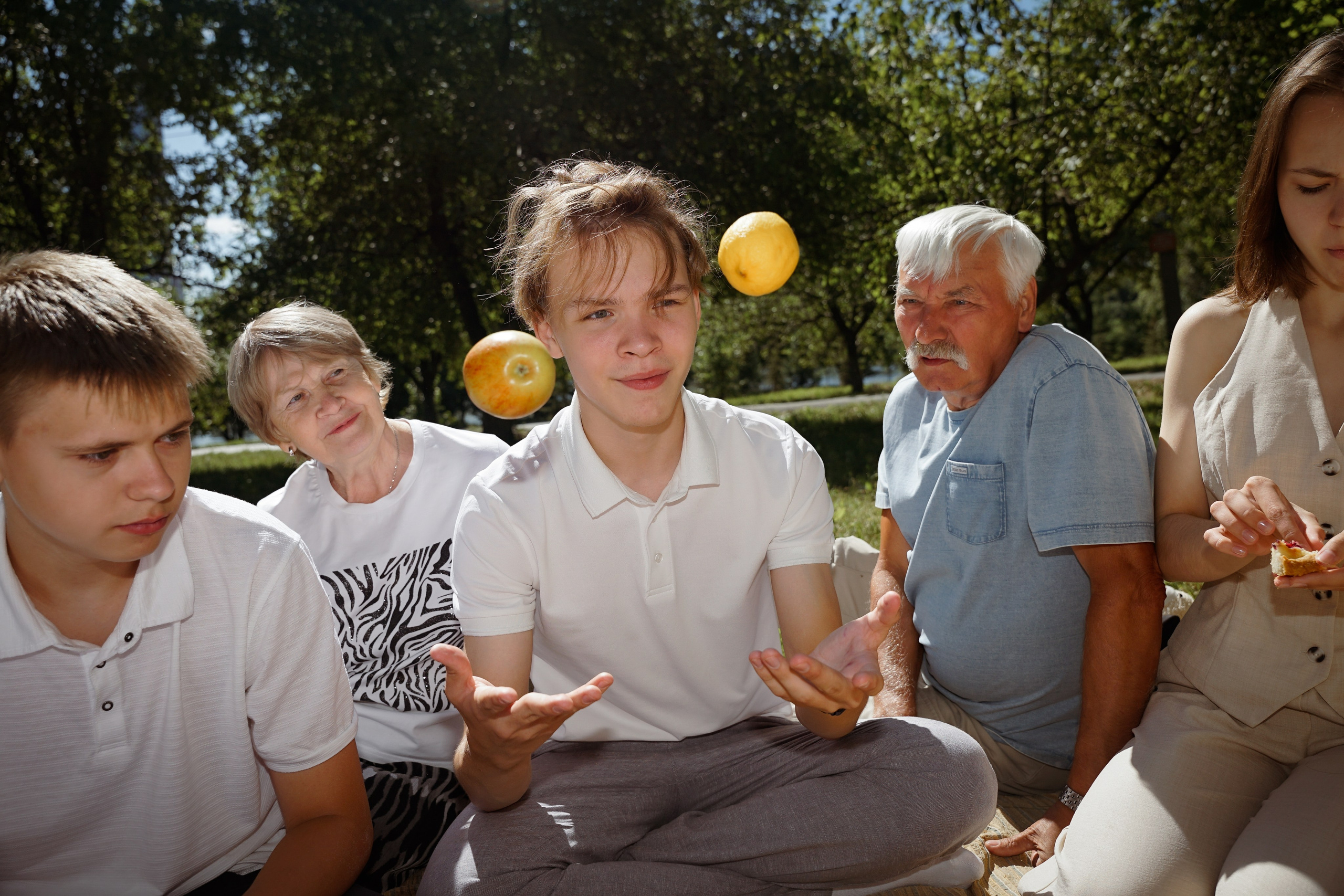 Фотосессия большой семьи в парке