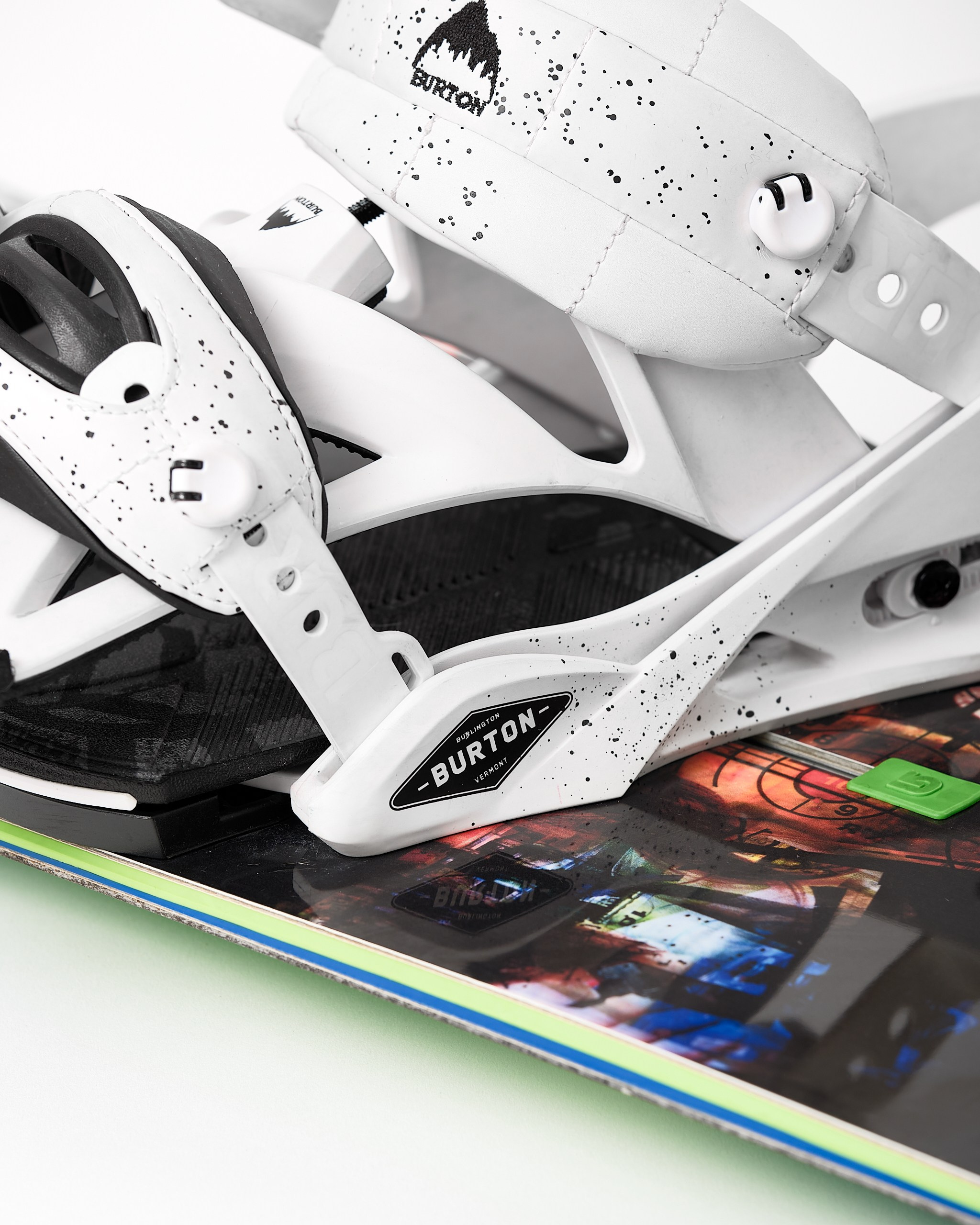 Крупный план крепления Burton Mission — предметная съёмка с акцентом на детали и текстуру