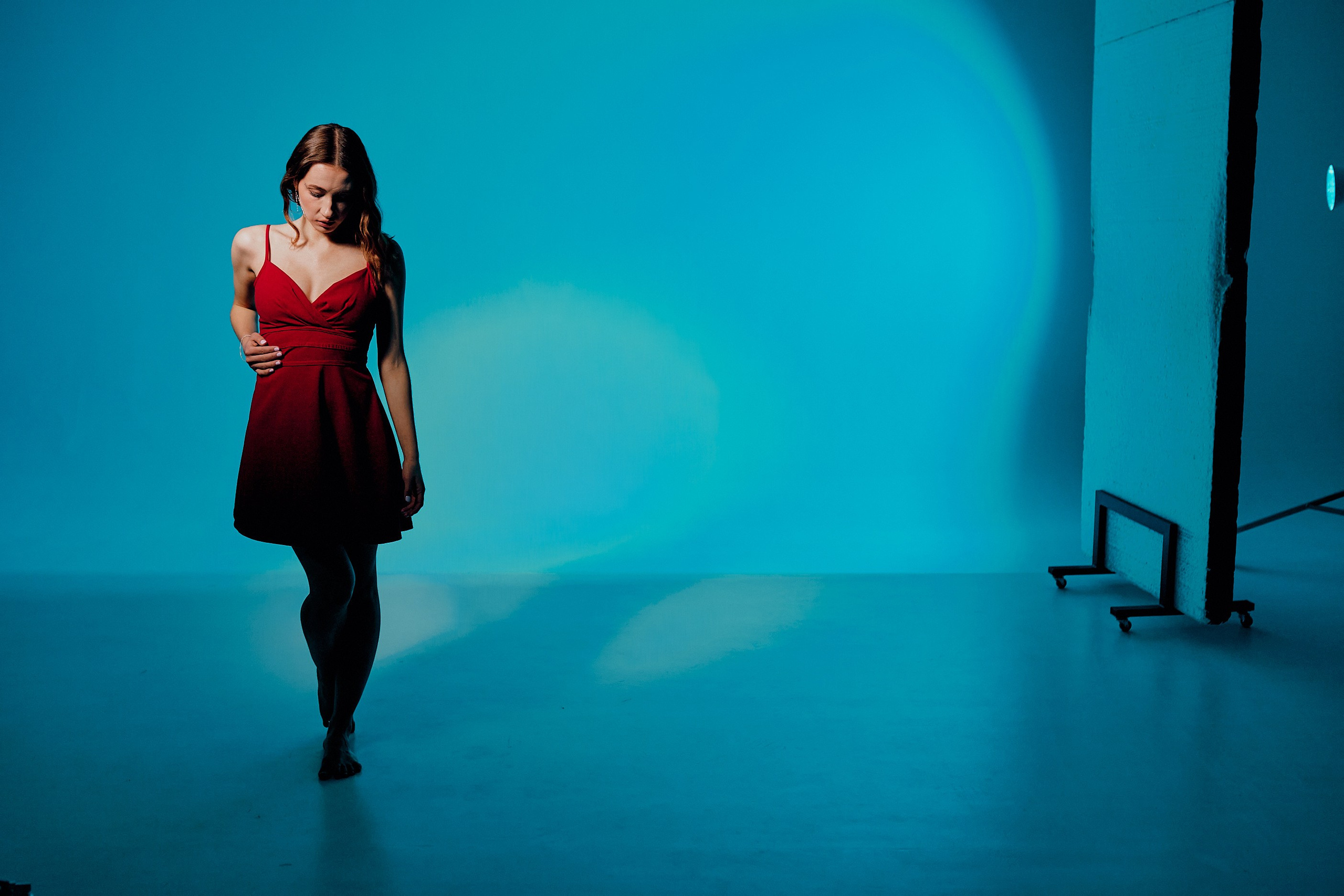 Девушка в красном. Фотограф и Видеограф