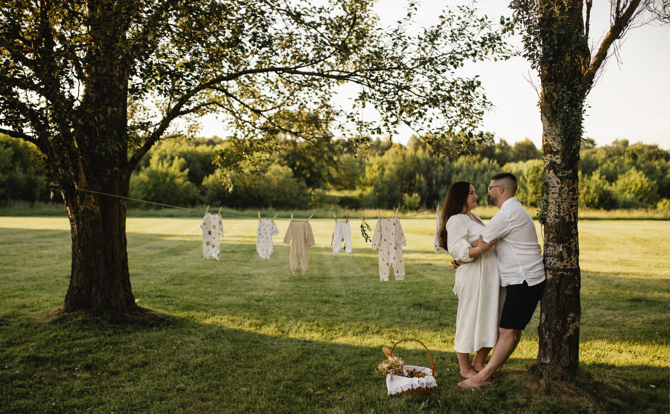 Фотосессия беременности на природе в парке Москвы. Семейная фотосессия Бутово Москва фотограф Алина Морщагина