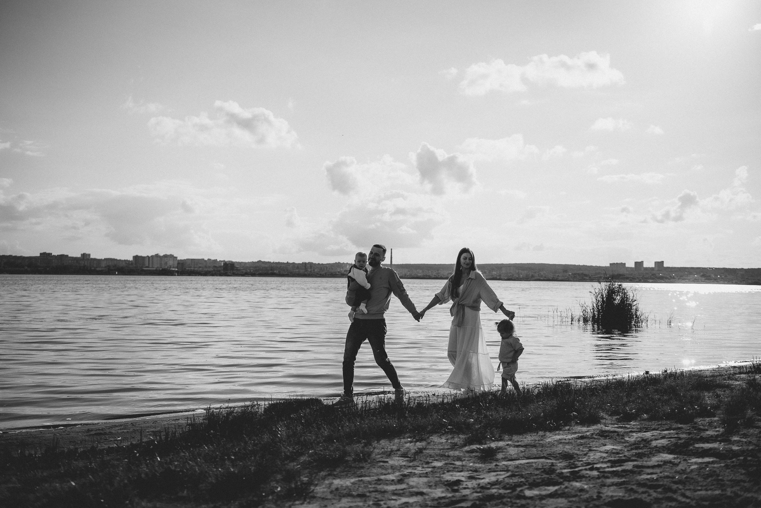 Семейная фотосессия на пляже в лучах заката