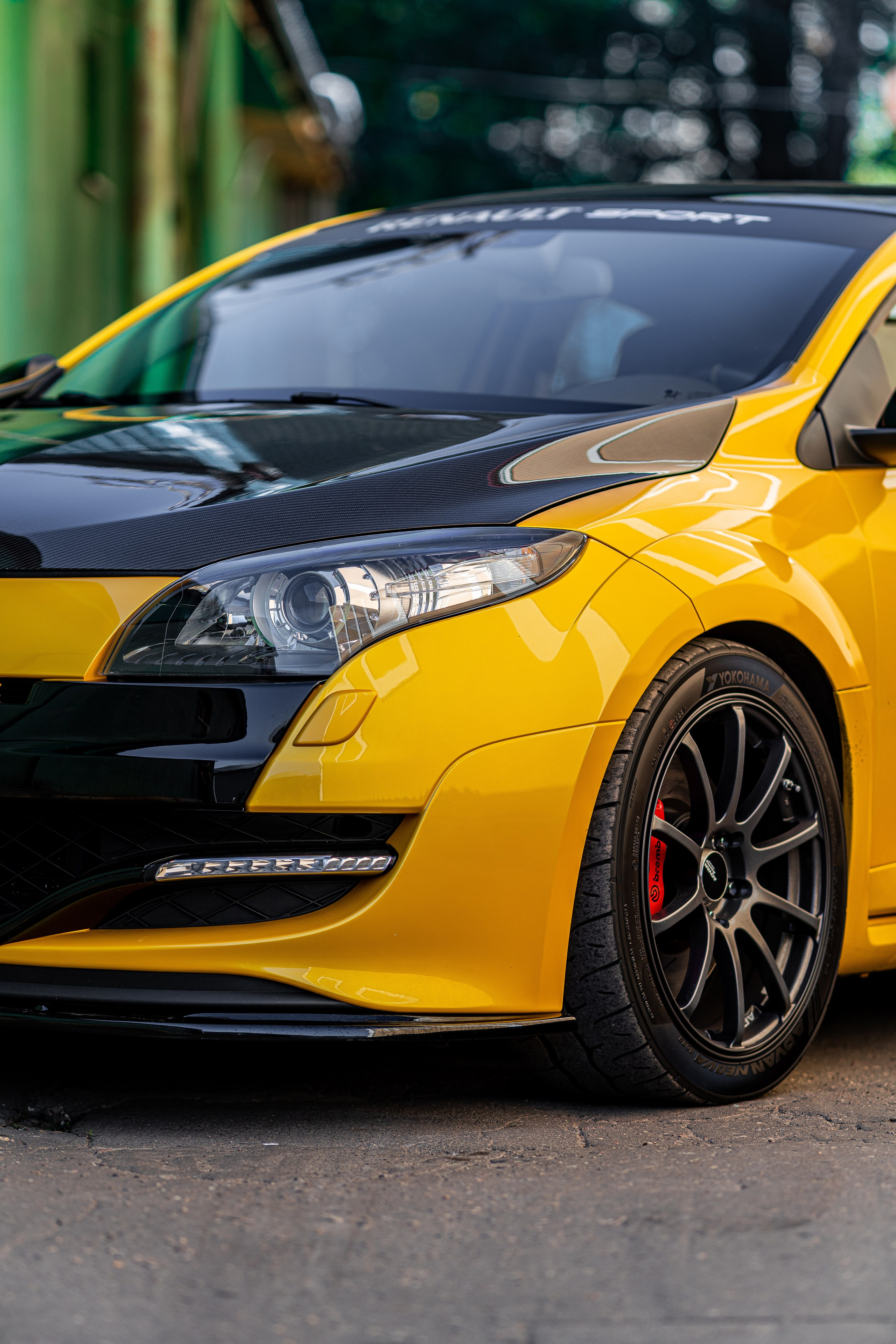 Спортивный хэтчбэк ездит по улицам Москвы. Жуков Илья  свадебный фотограф в Москве