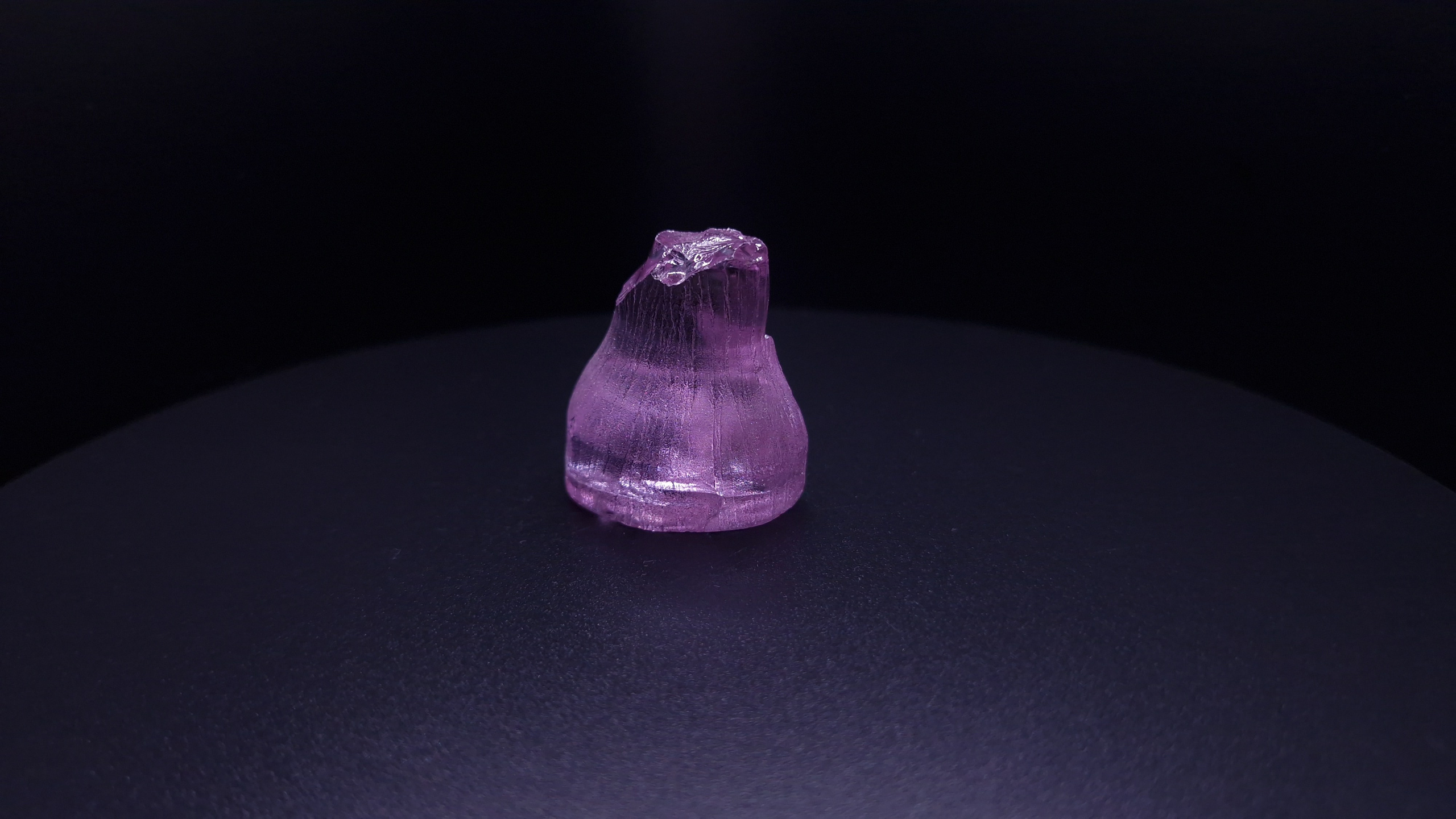 Кристалл синтетического фиолетового граната. YAG garnet иттрий алюминиевый гранат ИАГ