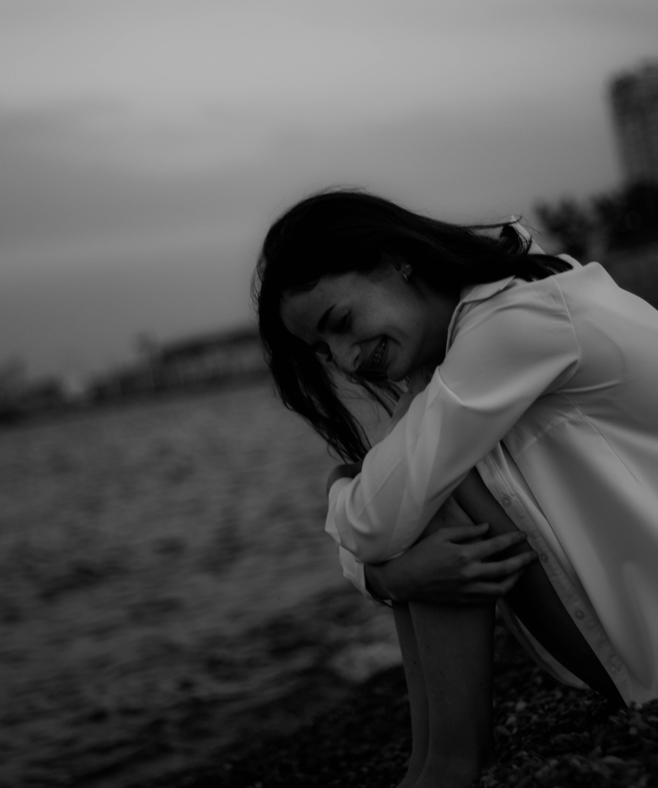 «Невесомость волн: девушка и море». Уличный фотограф Города N