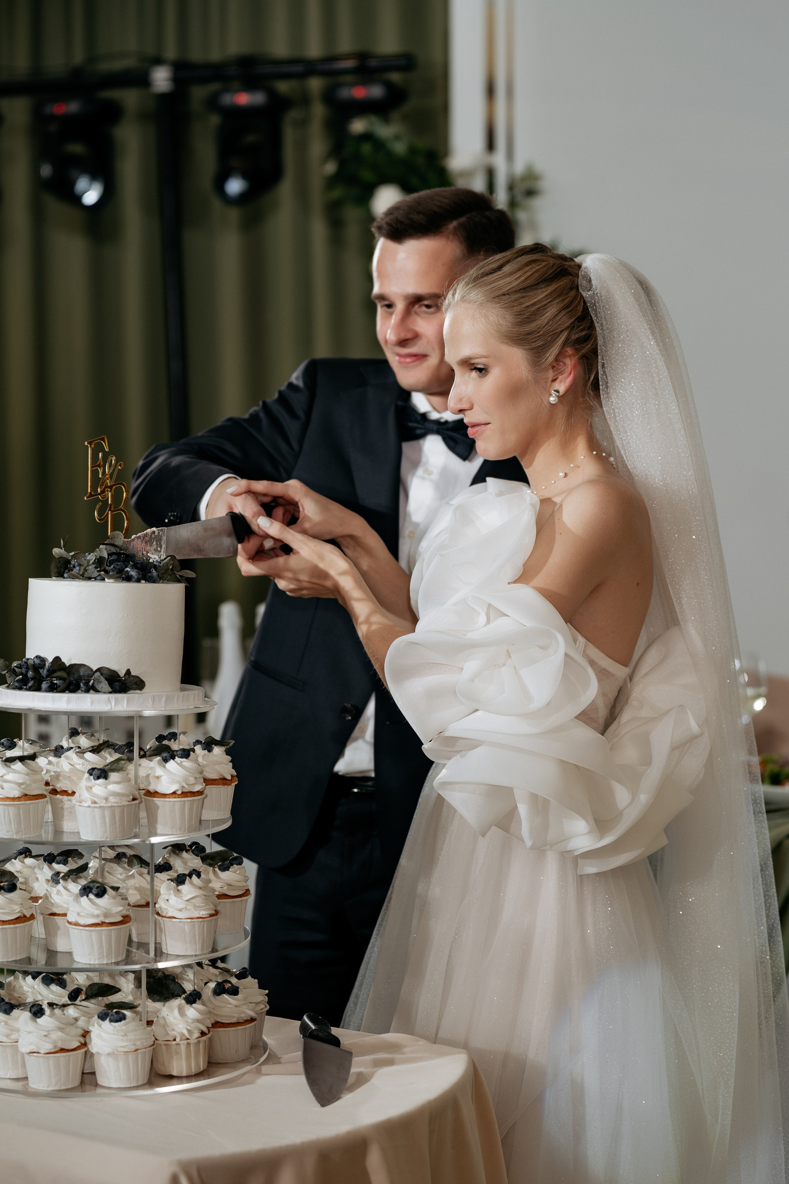 Фотограф Новороссийск - разрезание свадебного торта молодоженами.