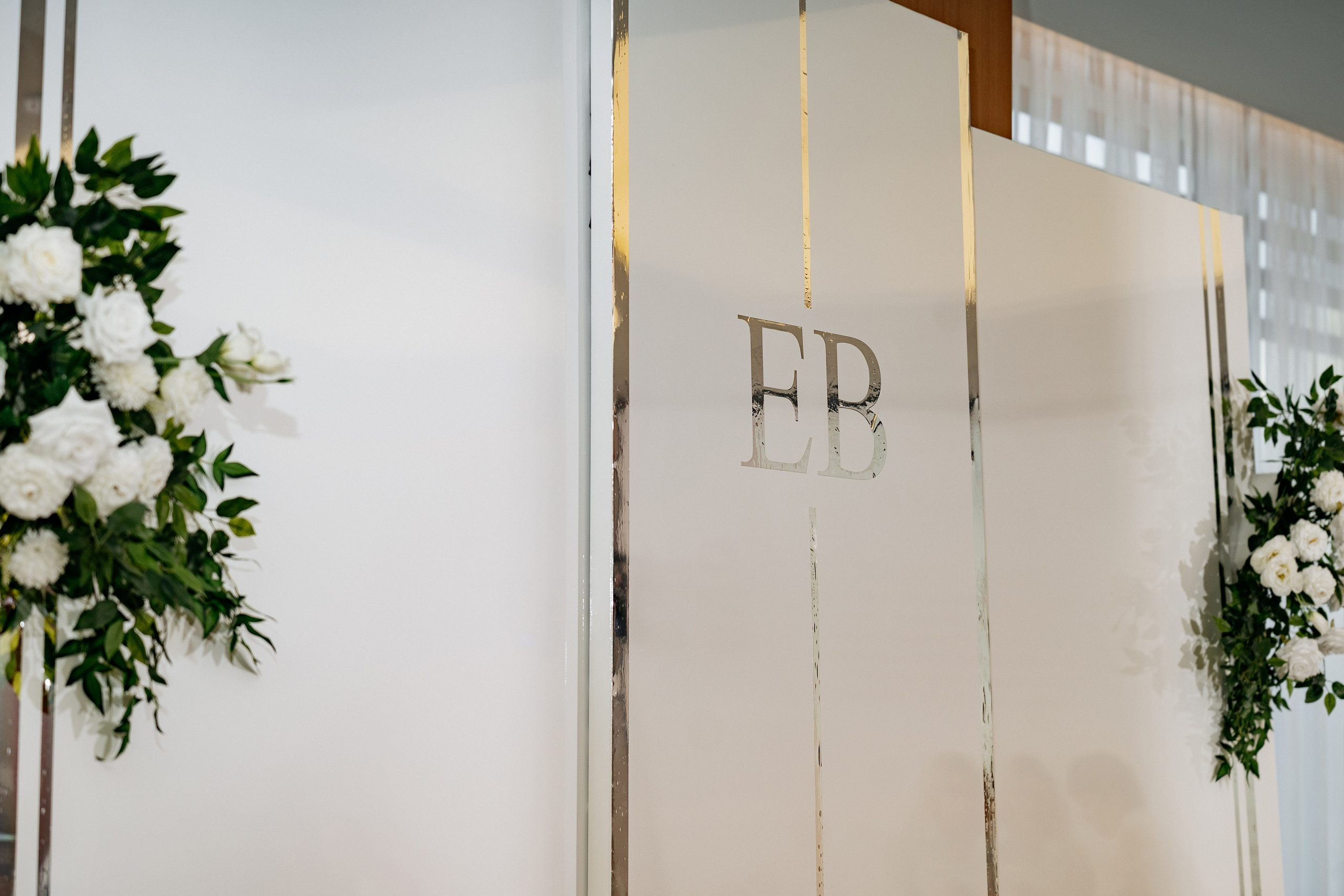 Свадебный банкет - фотограф Новороссийск снимает общий план фотозоны. 