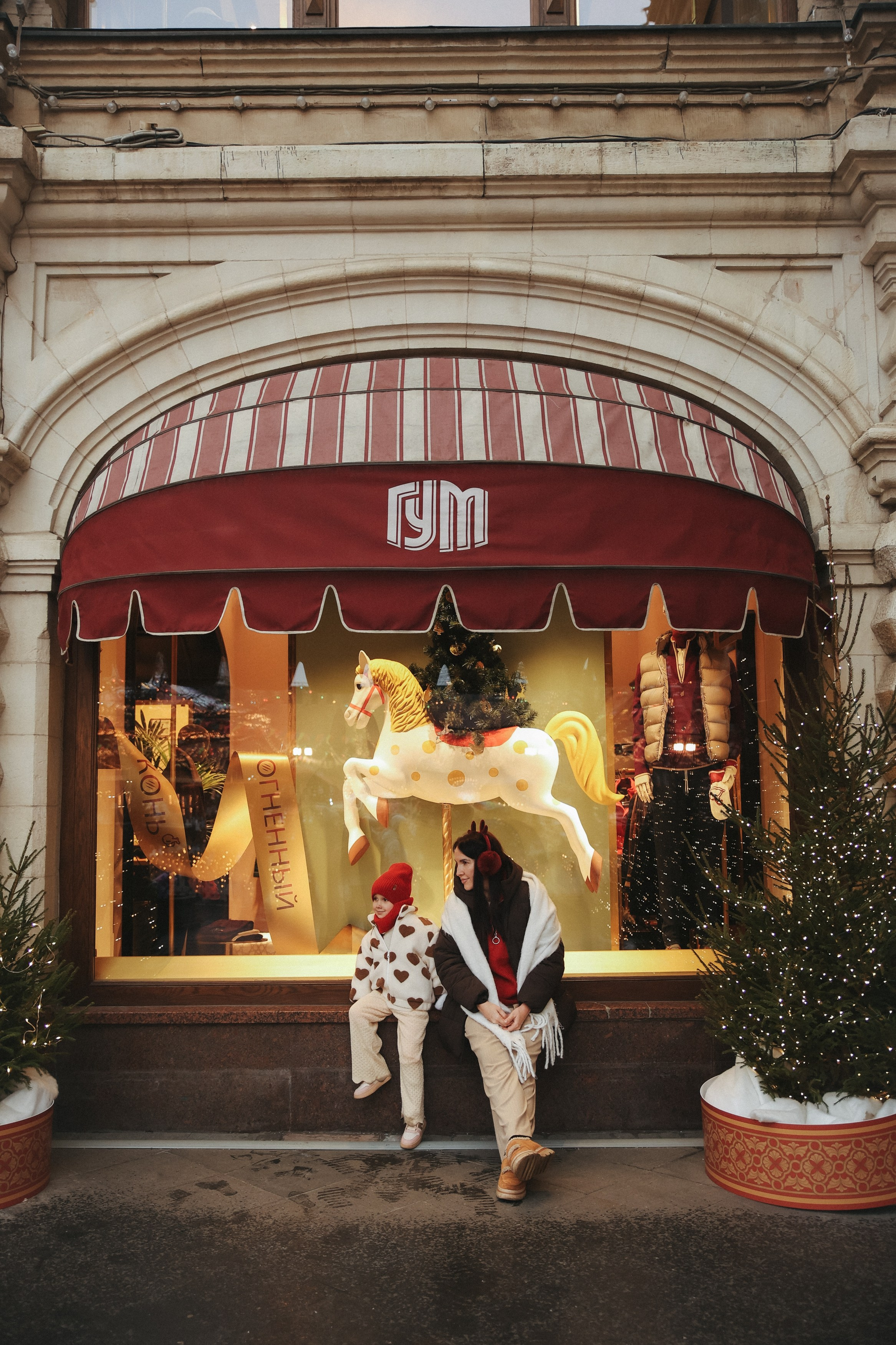 Новогодняя фотосессия на Гум ярмарка мама и дочка. Фотограф Владимир Москва