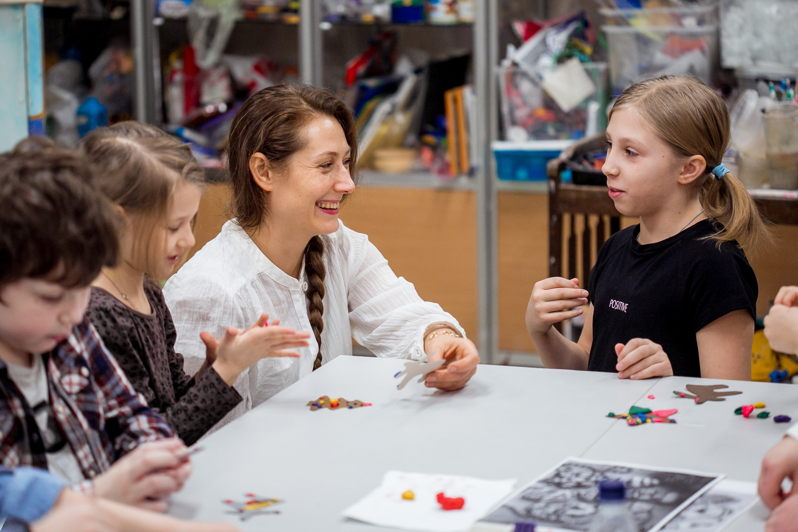 Школьники делают поделки к Новому году. Репортажный фотограф Борис Геер