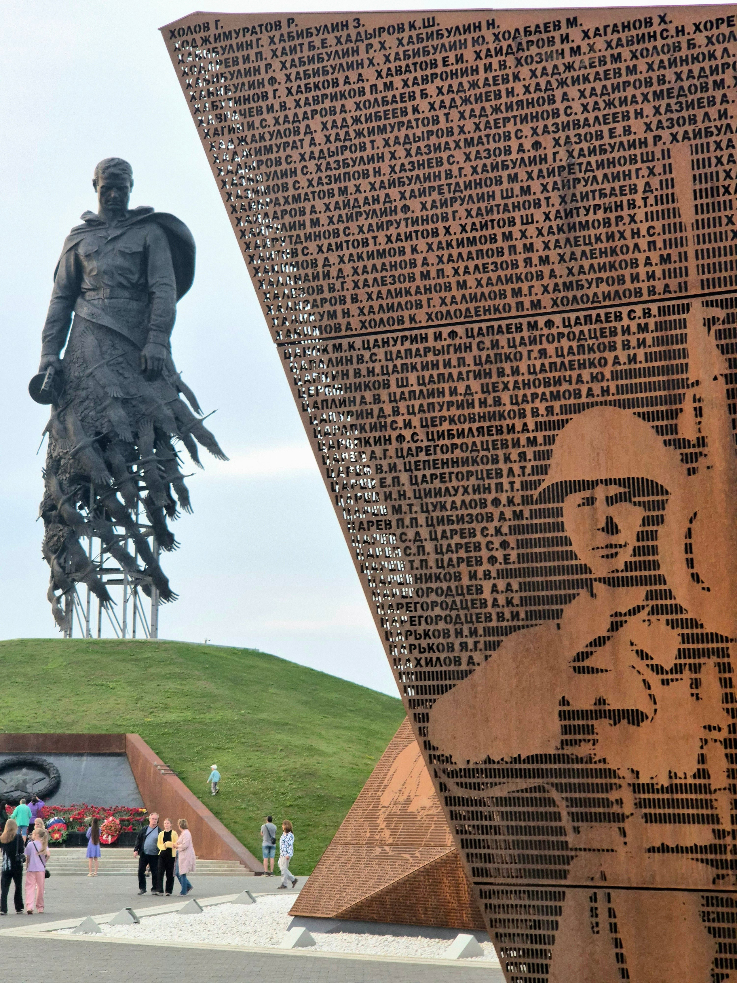 Давно хотел попасть к памятнику под Ржевом. Пора была заправляться, наметил на карте АЗС, а она оказалась рядом с мемориалом. Задержались на 30 минут, сходили посмотреть