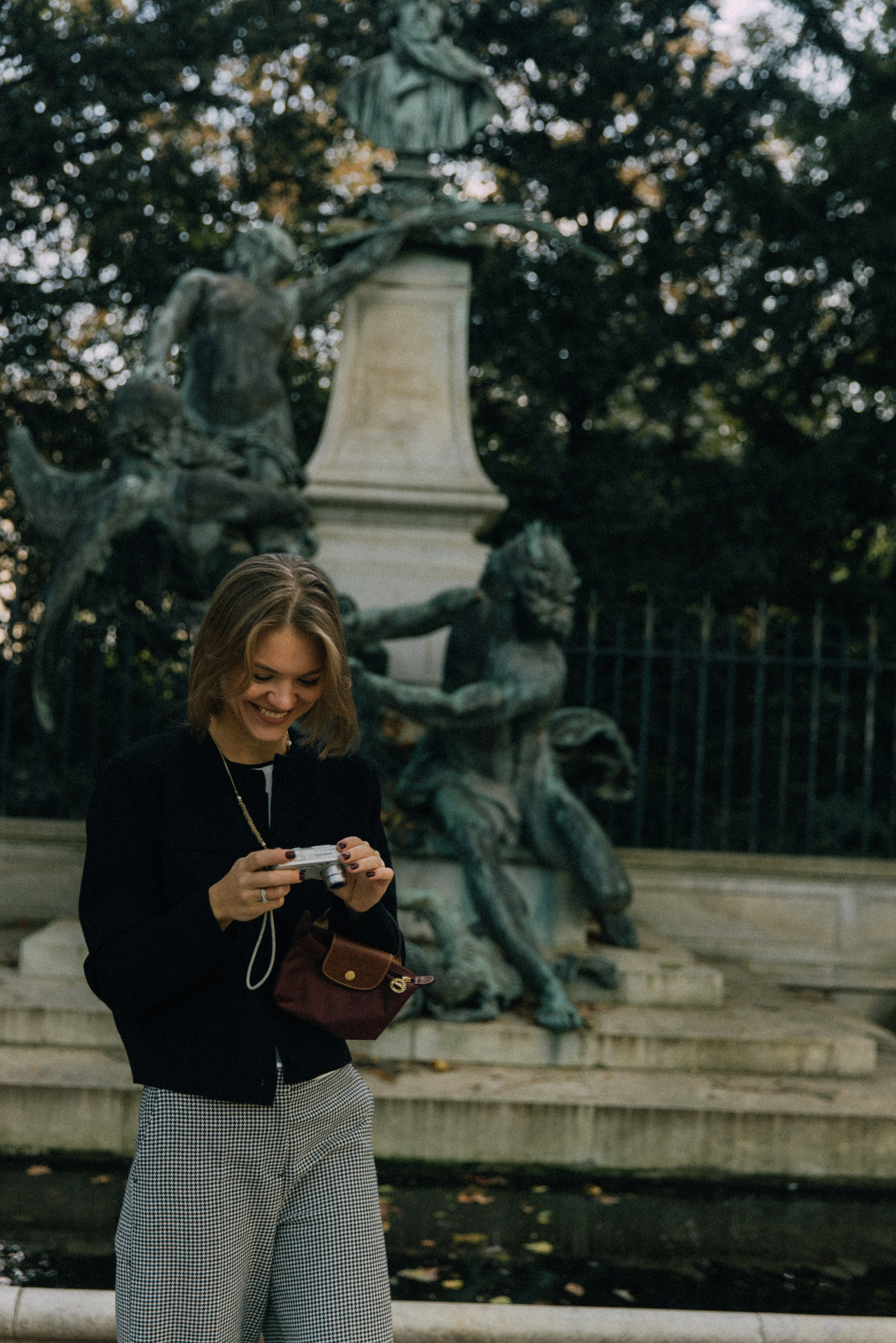 September sun. Photographer in Paris
