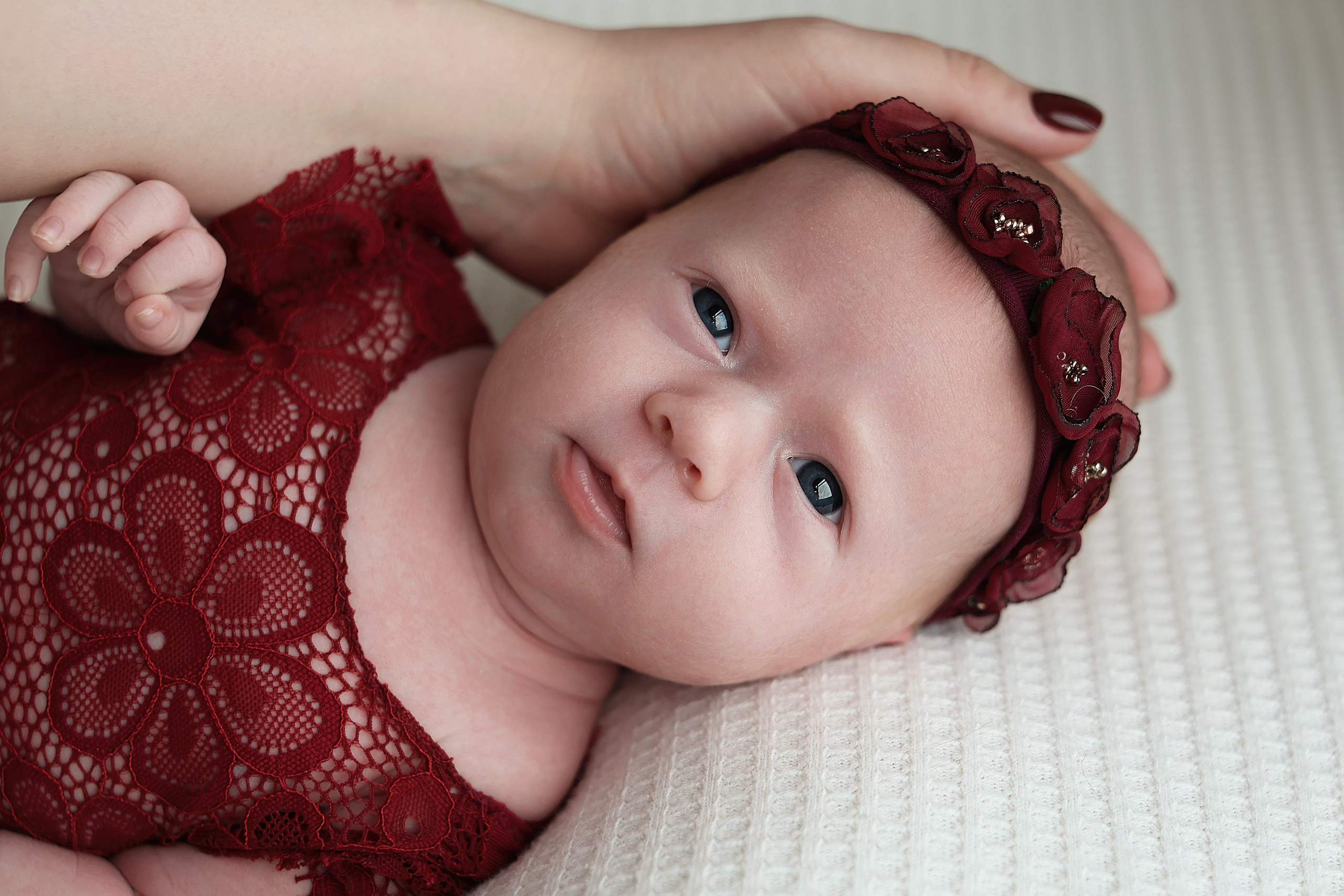 Съемка в стиле ньюборн с мамой. Фотосъемка выписки из роддома в Москве, заказать фотографа на выписку ньюборн съемка в роддоме newborn фотограф в Юдино