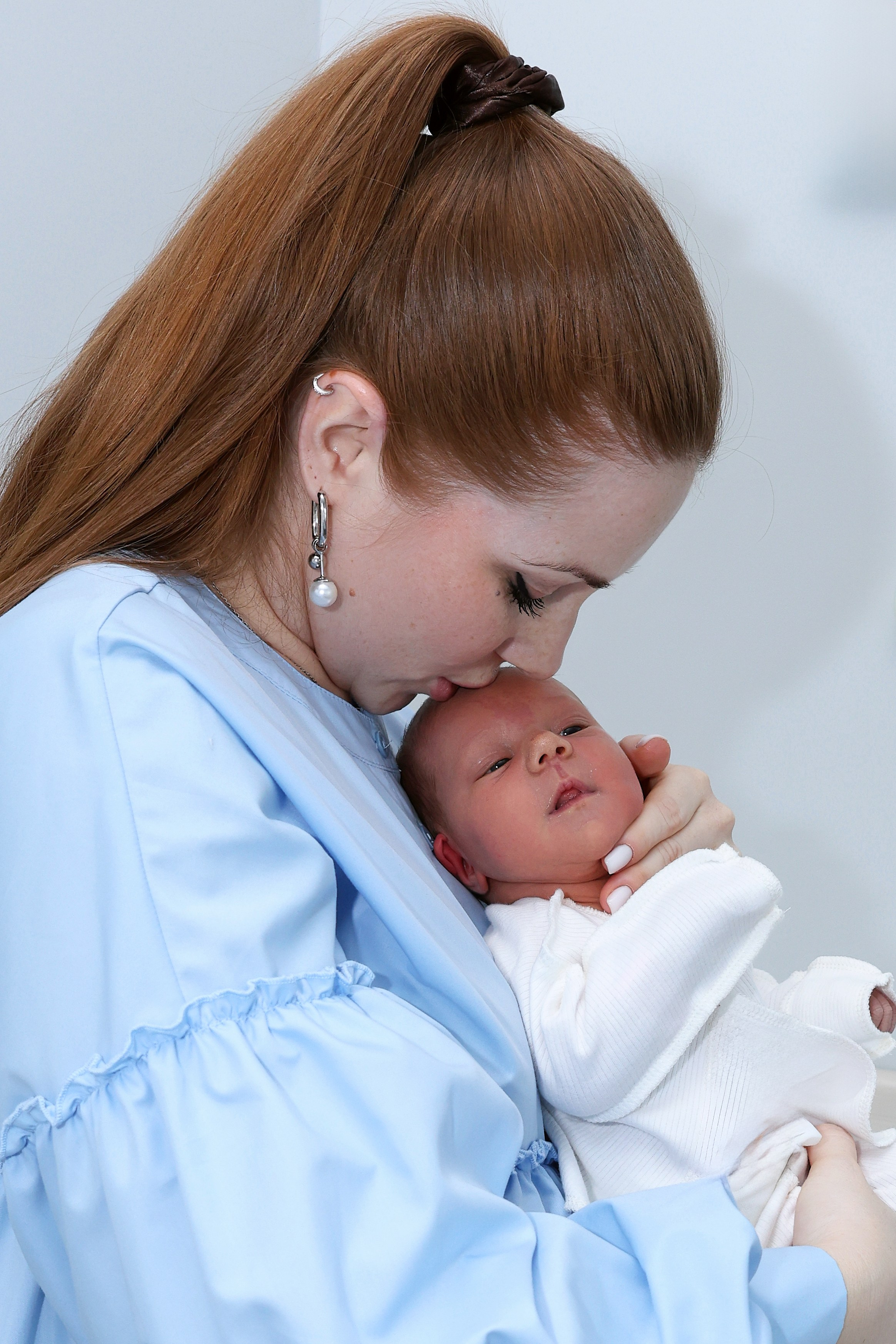 Съемка выписки из роддома Иноземцева на Фортунатовской. Фотосъемка выписки из роддома в Москве, заказать фотографа на выписку ньюборн съемка в роддоме newborn фотограф в Юдино