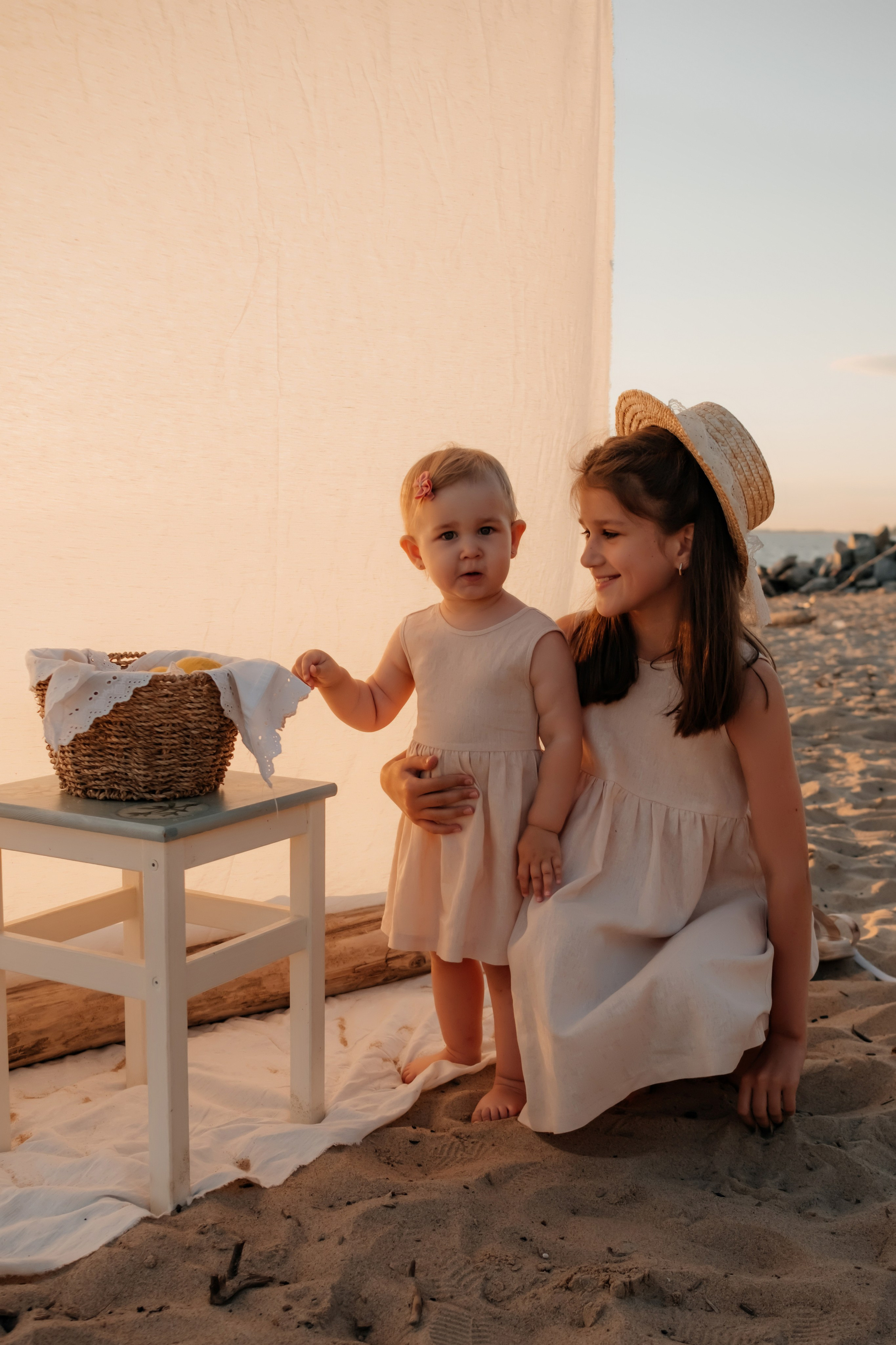 Катя с дочками на берегу. Фотограф в Новосибирске Диана Ильиных