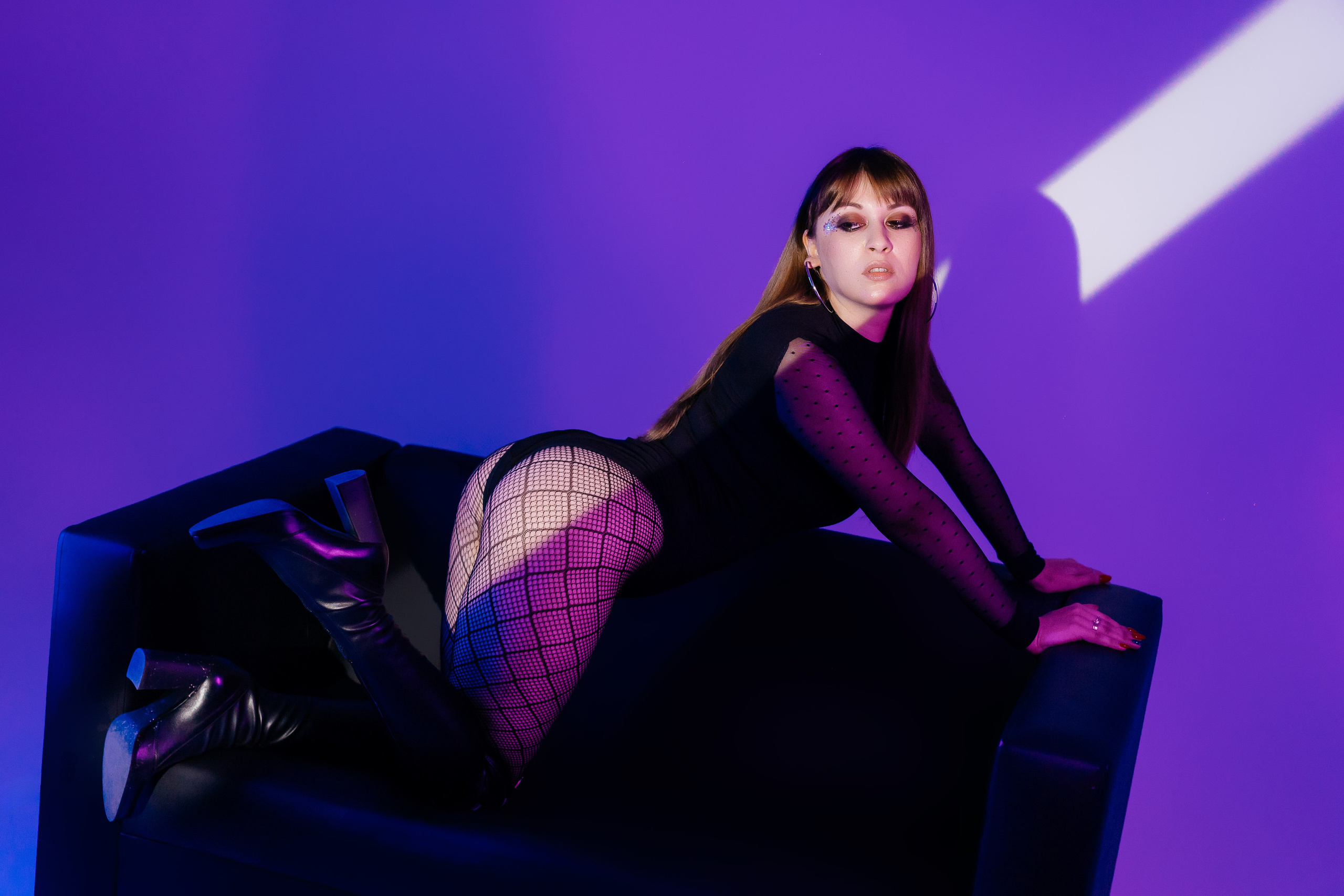 Фотосессия в неоновом свете в фотостудии. Фотограф и видеограф Смоленск | Студия Цезарь