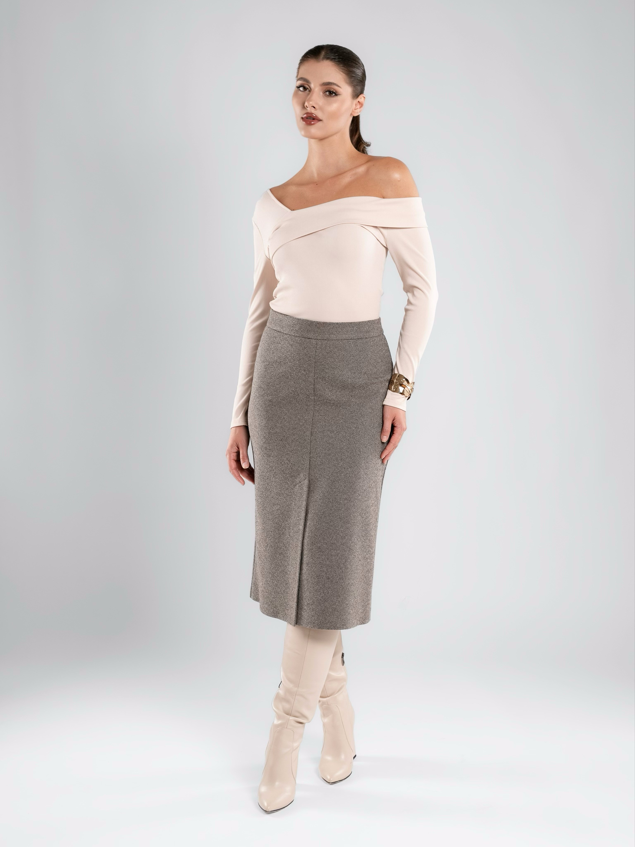 Юбки классика серый фон+интерьер. Предметный фотограф, фото для маркетплейсов Пятигорск, КМВ