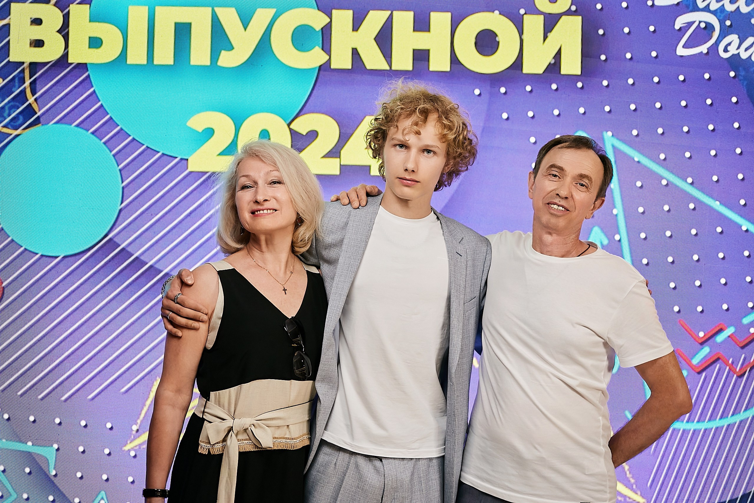 Выпускной 2024 концертный зал Академия ВТБ. Фотограф и Видеограф в Москве. Олег Корушев