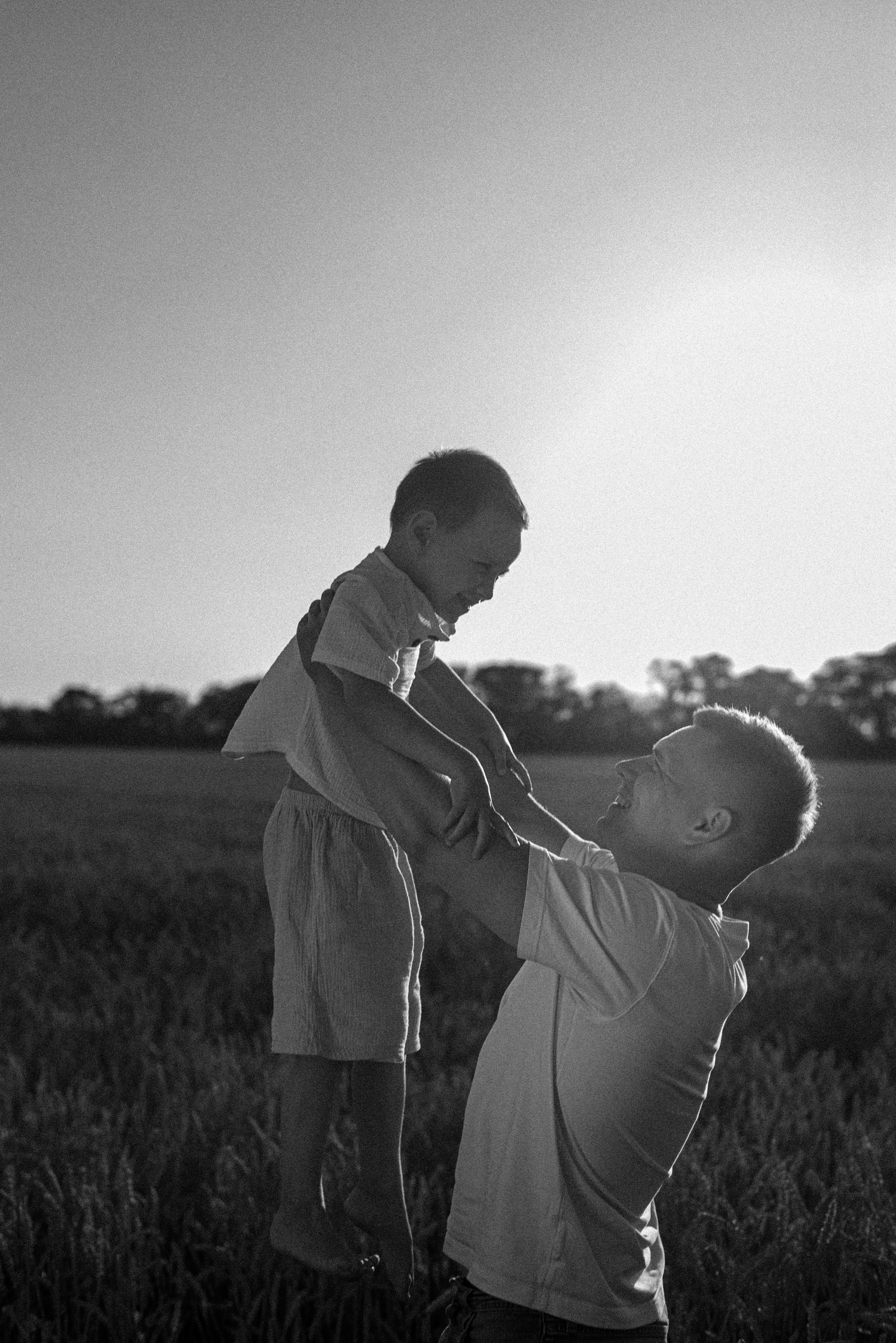 В поле на закате. Детский и семейный фотограф выпускной альбом Приморско-Ахтарск