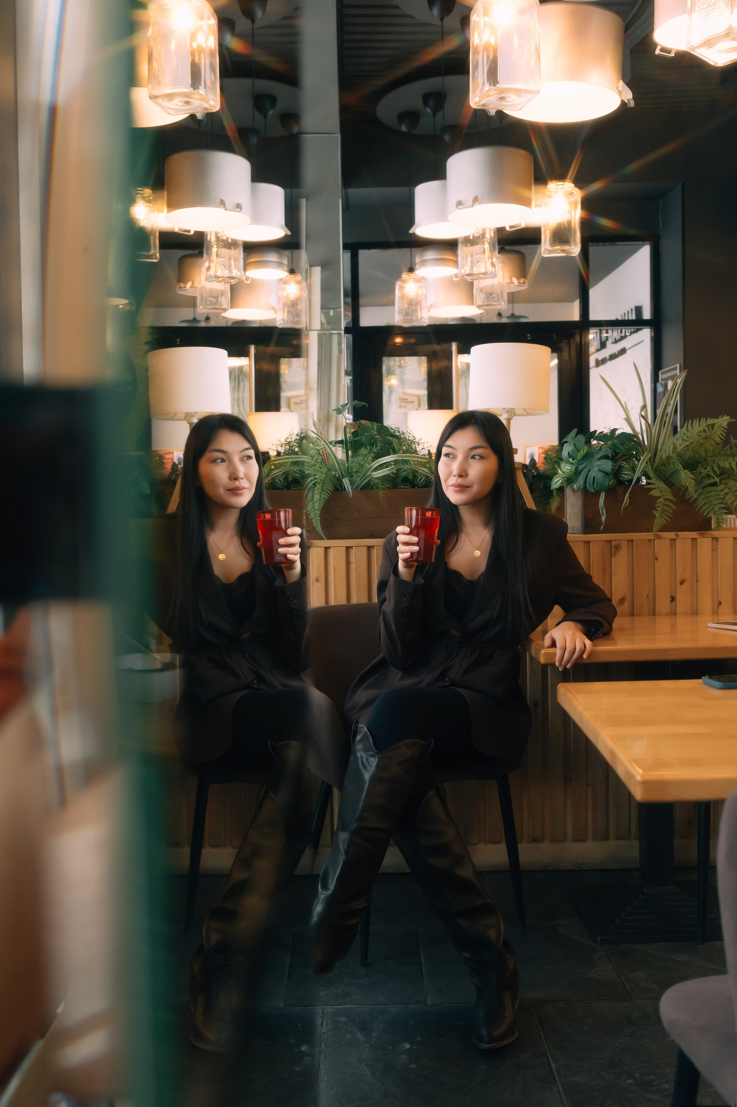 Девушка в кафе. Фотограф Якутск Зоя Николаева