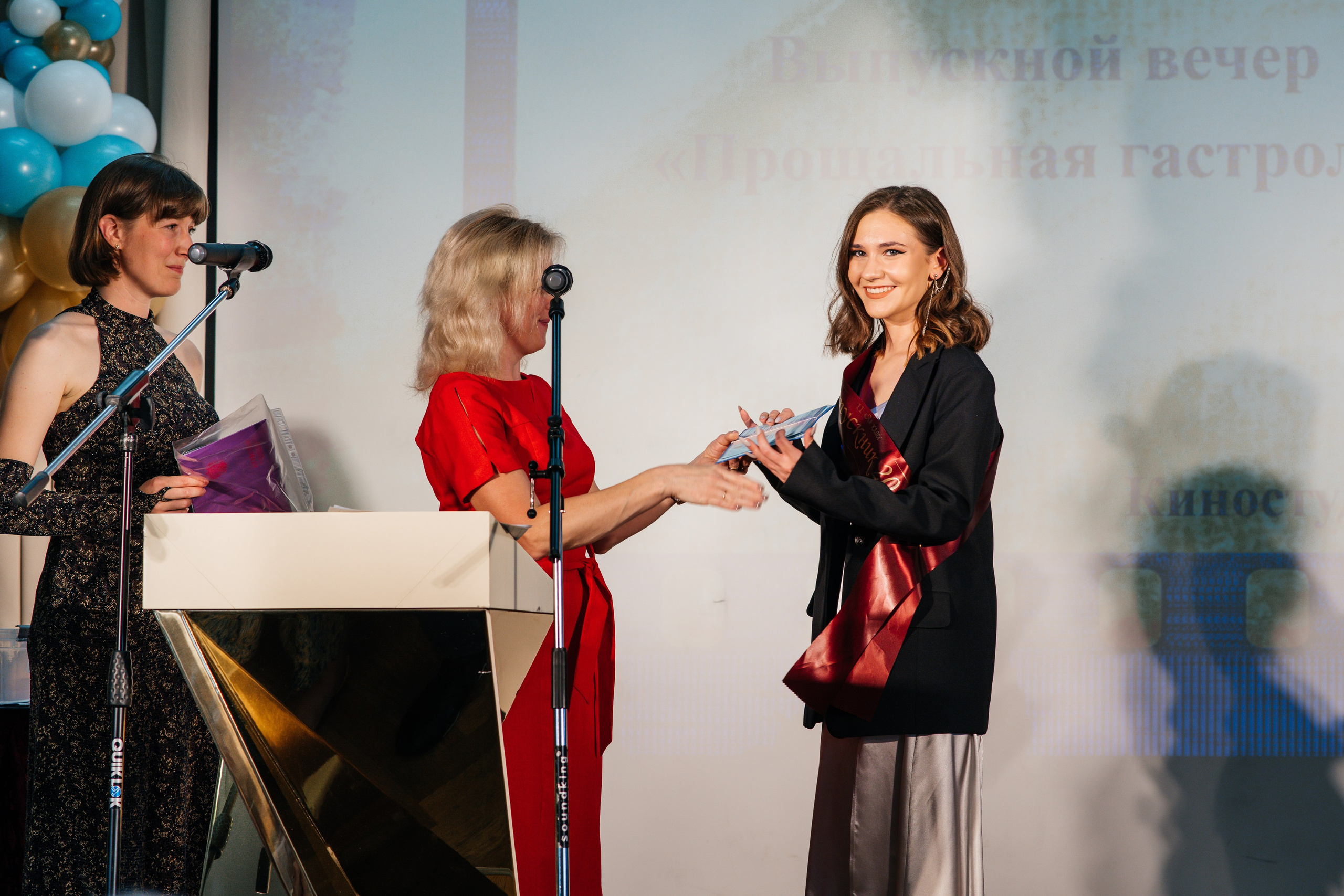 Вручение аттестатов. Выпускные альбомы в Подольске Москве и МО