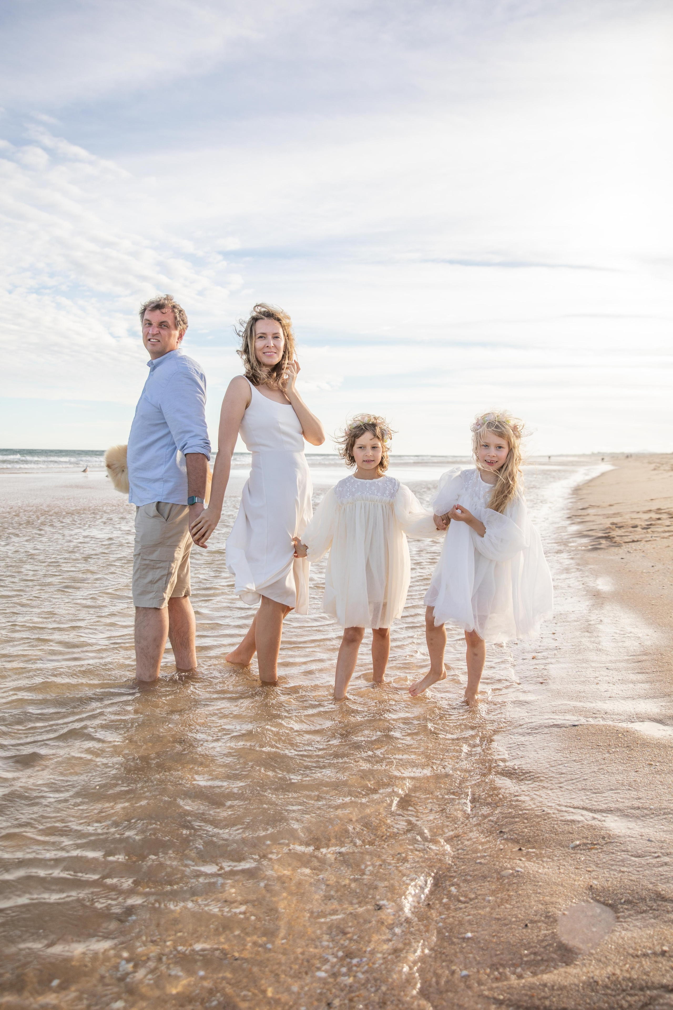 Family on the ocean. Professional Photographer in Portugal. Oksana Lomnova