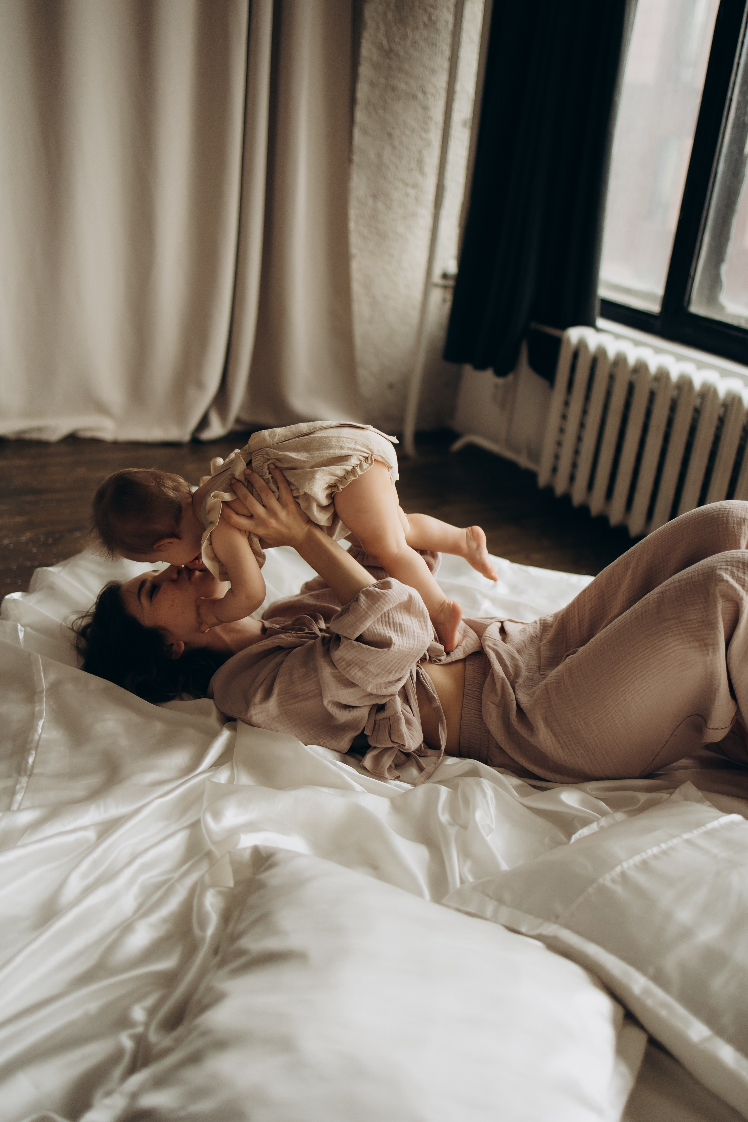 Фотосессия в тканях: мама и малышка. Семейный фотограф Москва Юлиана Фетисова