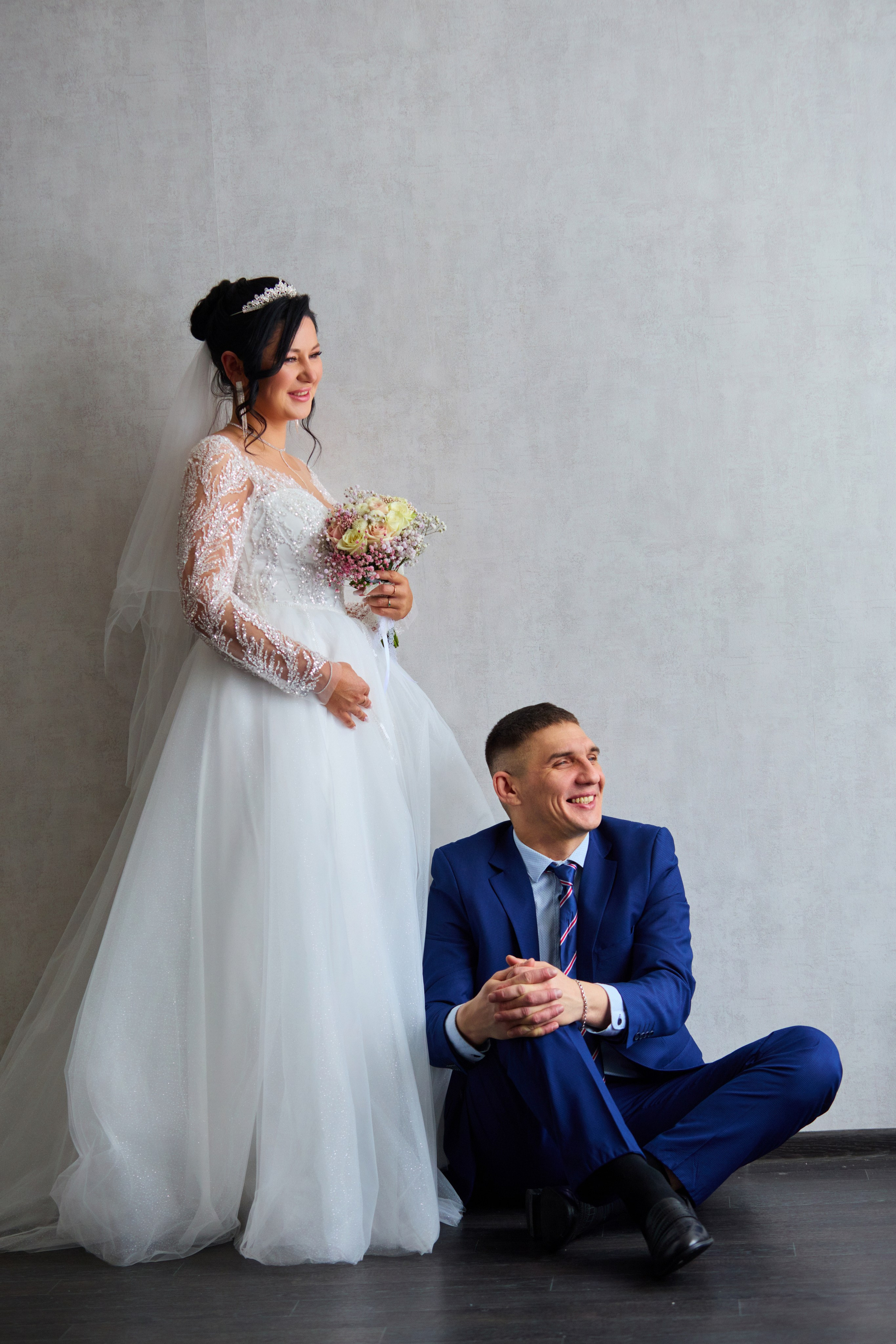 жених сидит невеста стоит