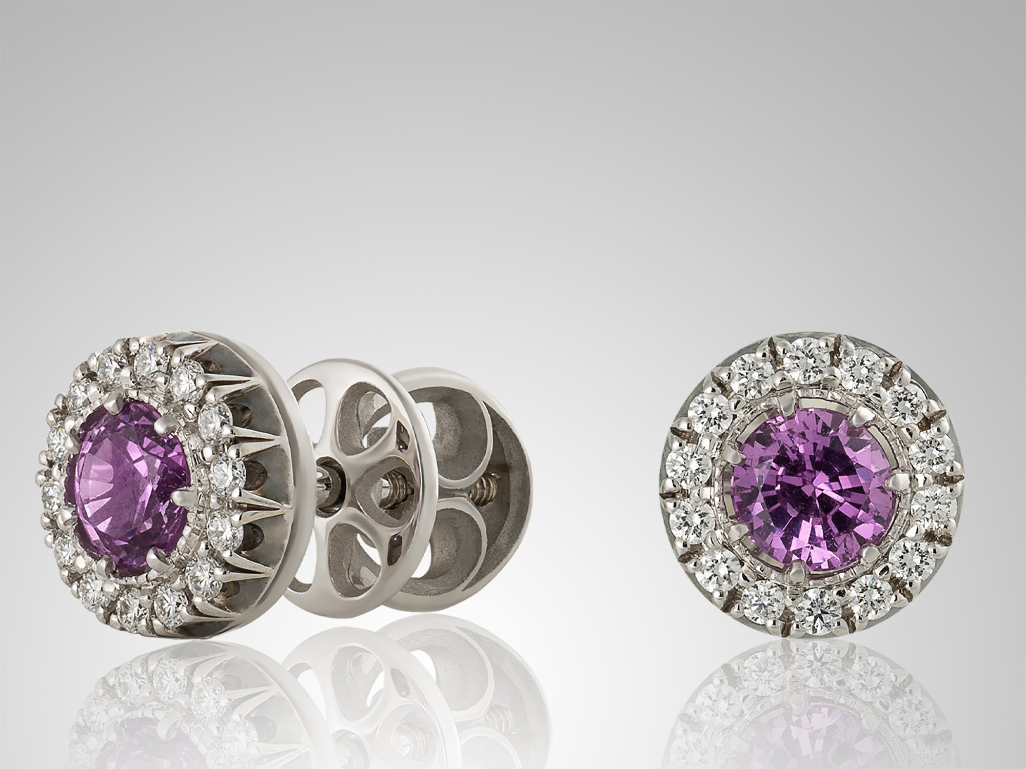 пусеты на белом фоне. Фотосъёмка ювелирных украшений. 