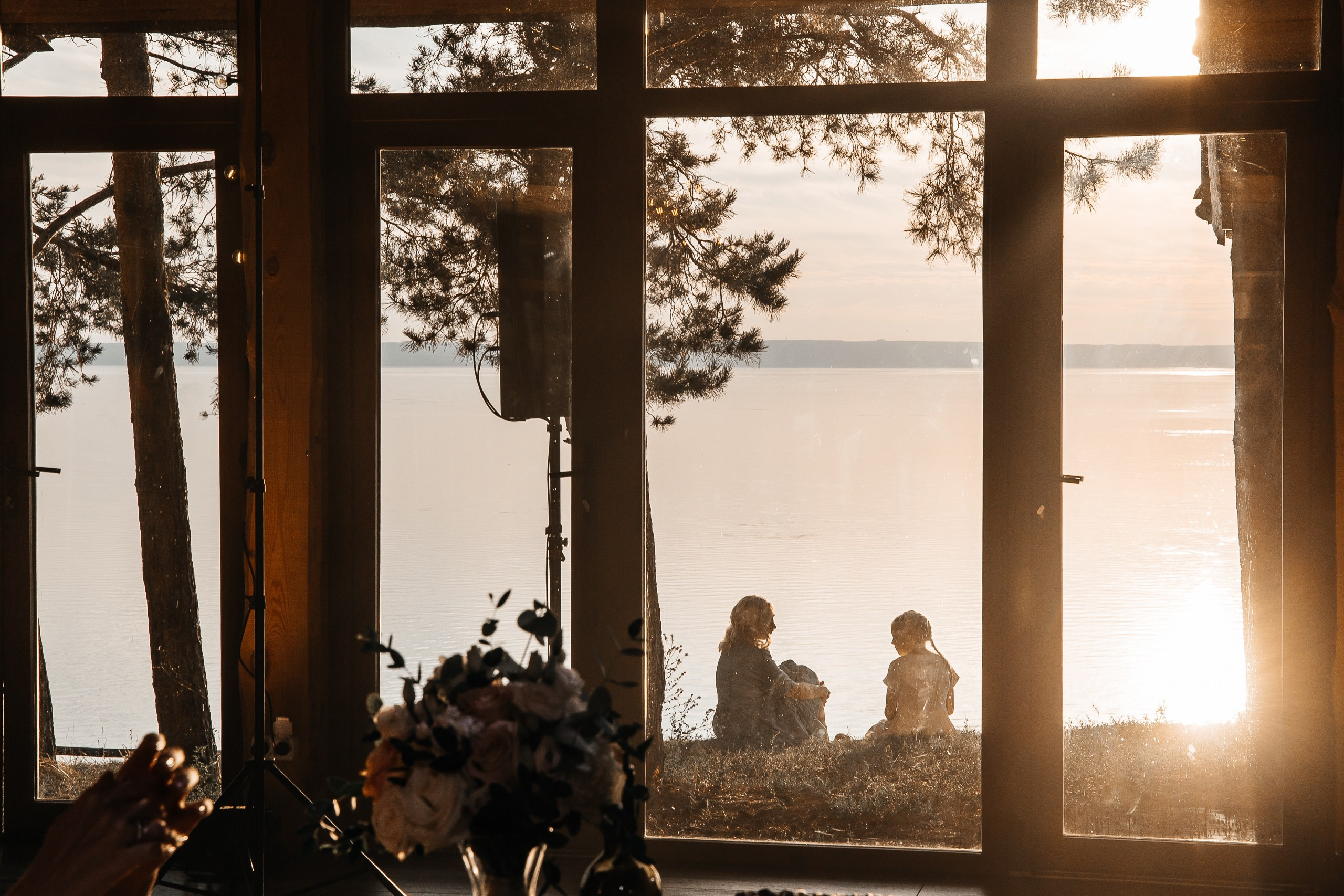 Здравствуйте! Я&nbsp;свадебный фотограф из&nbsp;Ульяновска, работаю в&nbsp;том числе по&nbsp;всей России и&nbsp;с&nbsp;выездом за&nbsp;границу. Снимаю свадьбы, lovestory, корпоративы, светский репортаж. Провожу обучение по&nbsp;фотографии, мастер-классы и&nbsp;воркшопы для других фотографов.