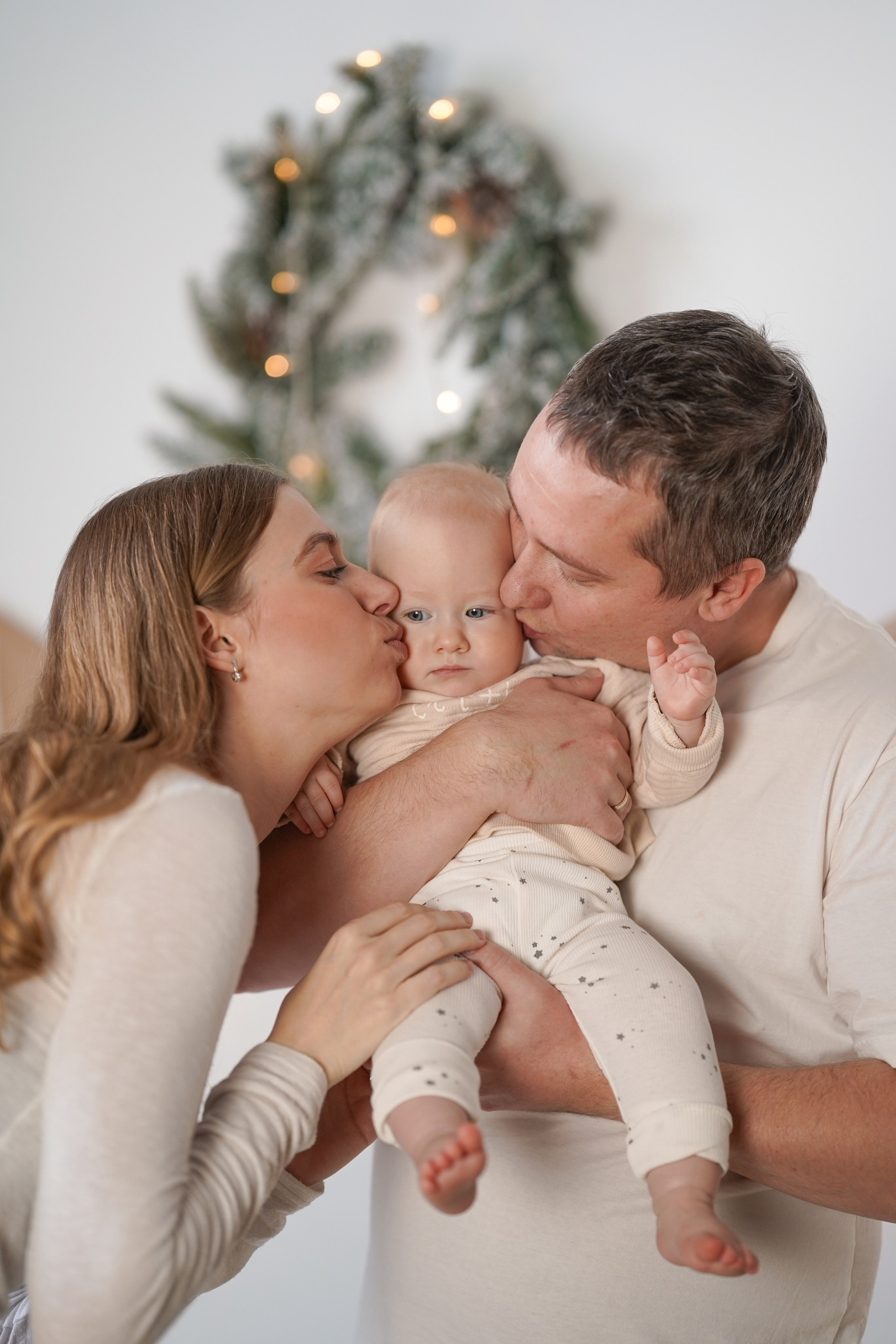 Семейная фотосессия в студии. Фотограф Надежда Жемкова. Фотосъёмка, ретушь, фотомонтаж для вас и вашего бизнеса