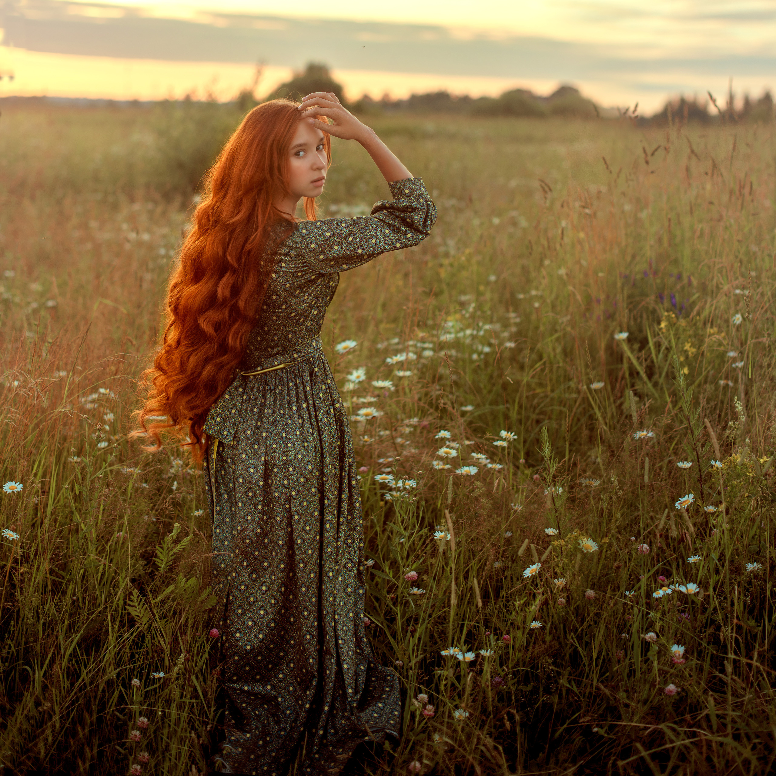 девушка с рыжими волосами в поле летом на закате