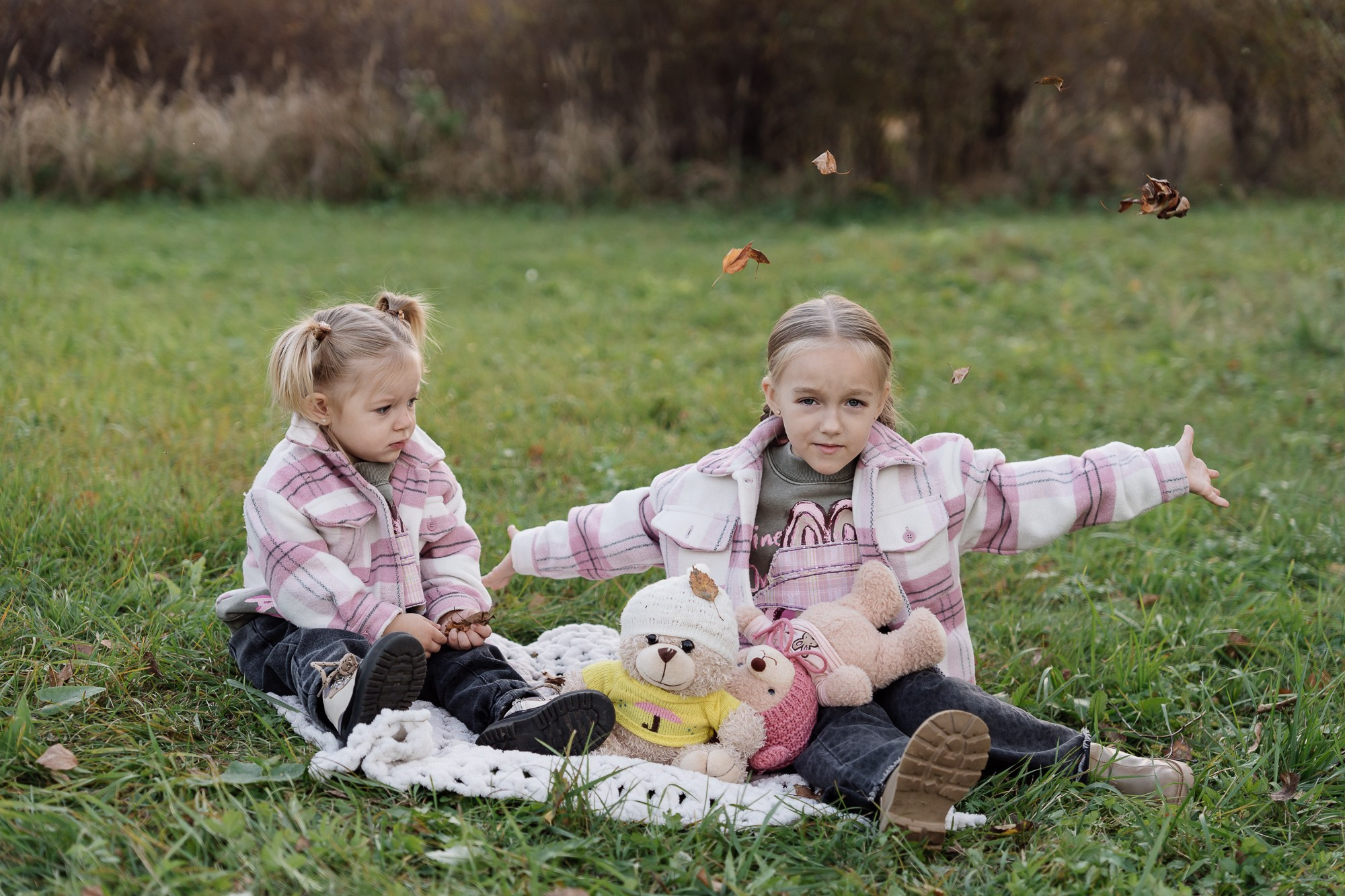 Мира и Тая на прогулке с родителями. Фотограф в Красноярске. Юлия Чаушанская