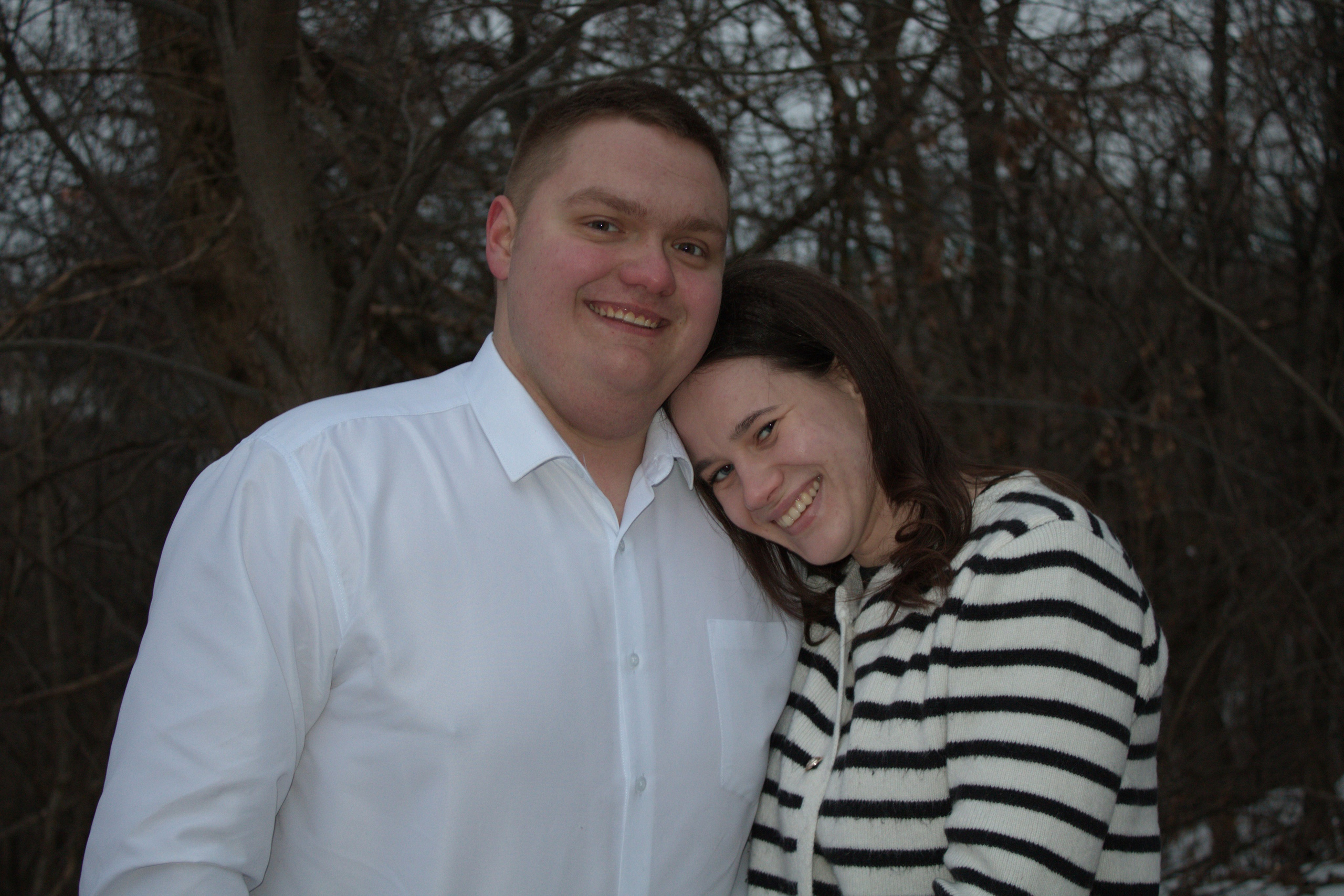 девушка положила голову на плечо любимого