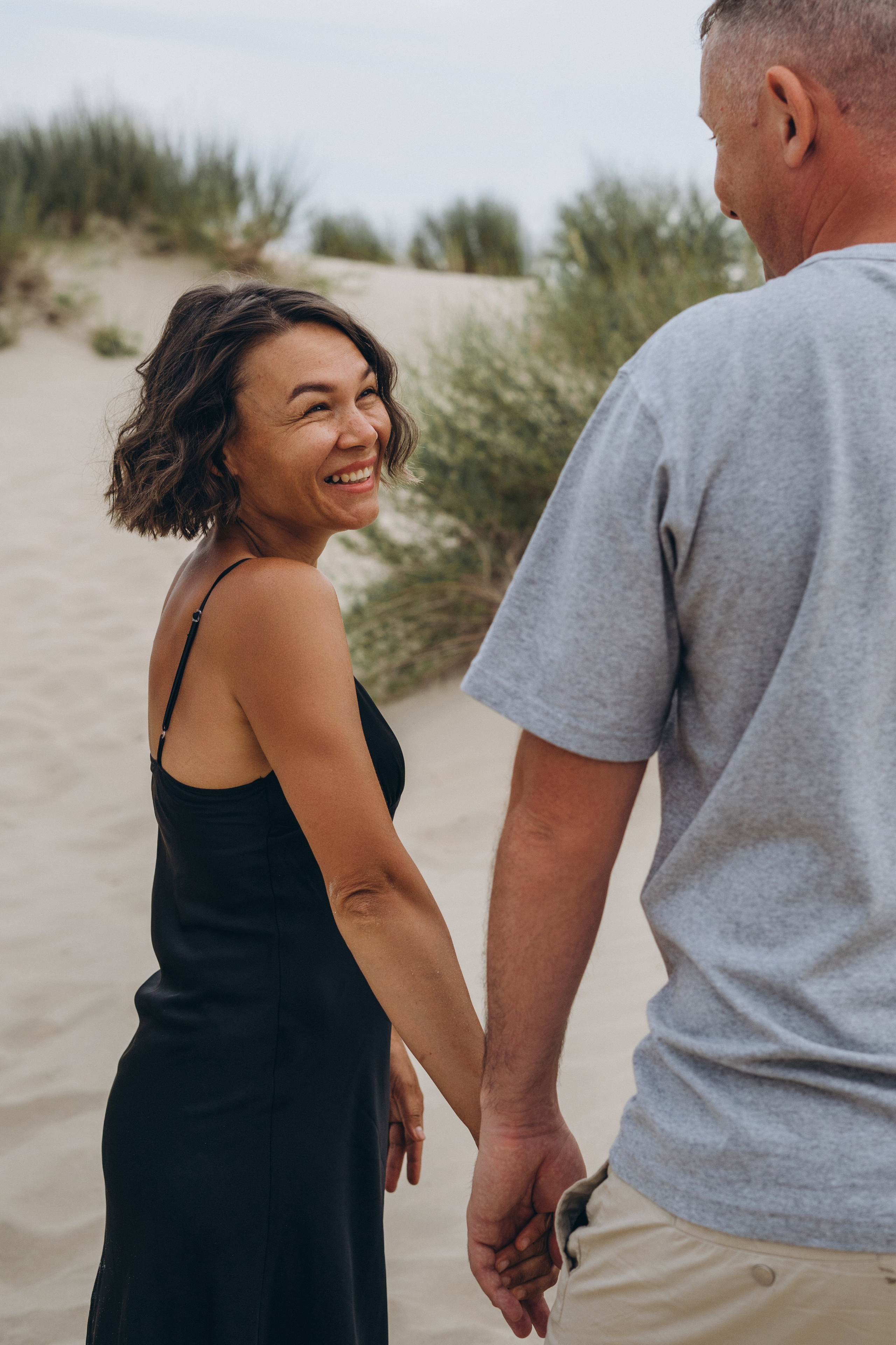 Фотограф в Кучугурах поймал момент, когда дети пускают кораблики по волнам, фотограф Кучугуры  