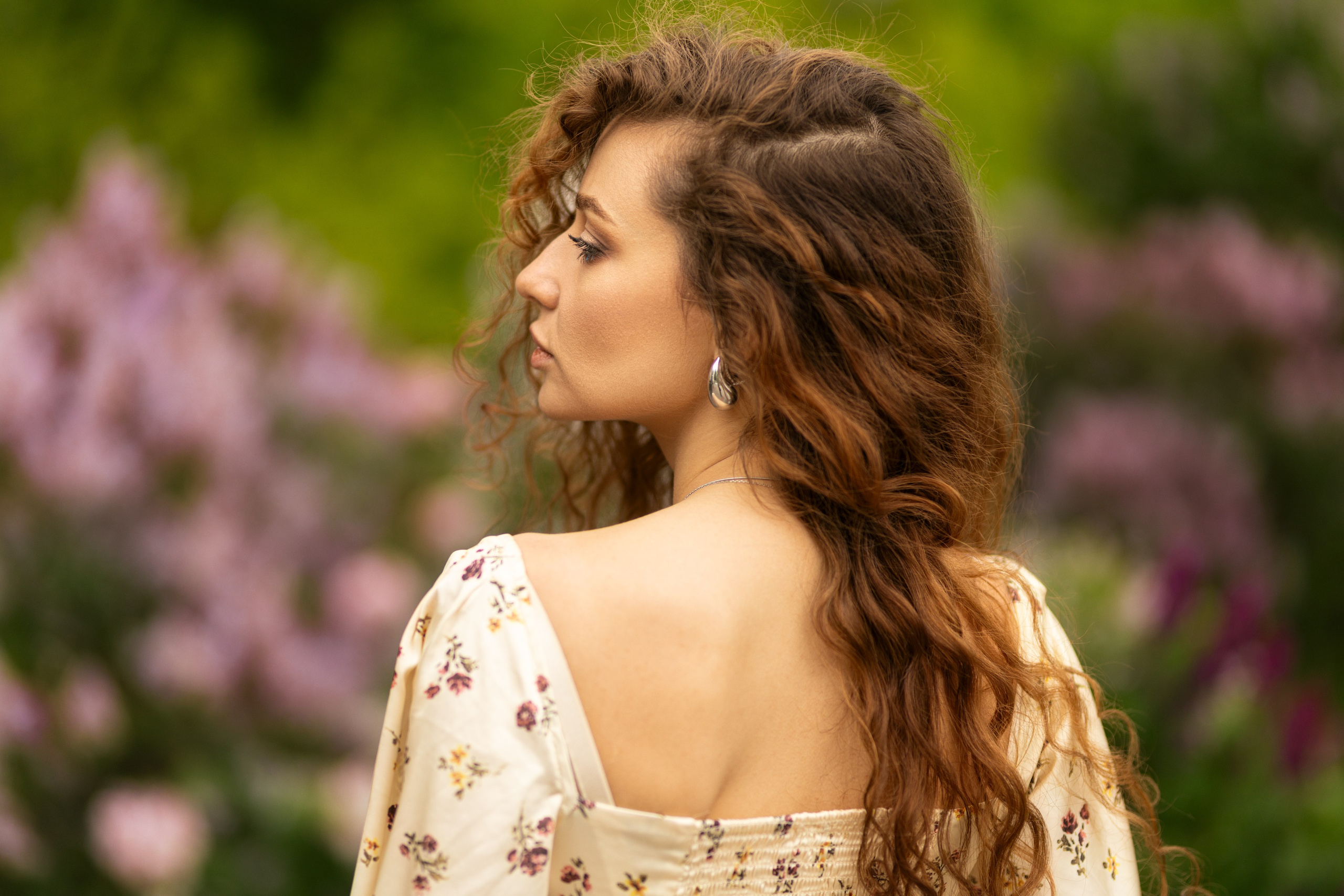 Фотосет с Дианой в цветущей сирени в Воронеже в формате для «себя». Дмитрий Шульгин, портретный фотограф в Воронеже