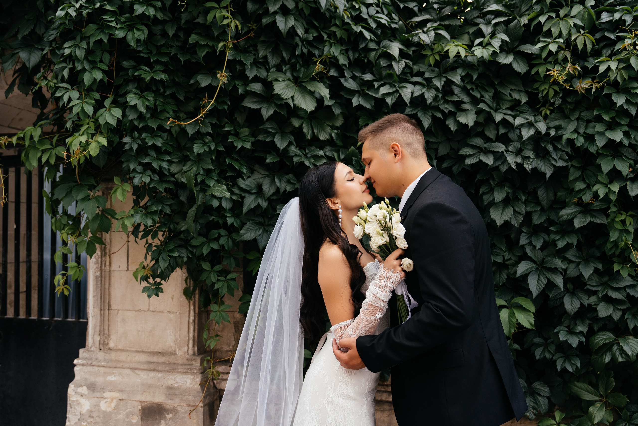 Свадебная фотосессия в Москве у высотки на Котельнической набережной. Свадебный фотограф в Москве Анна Полушина