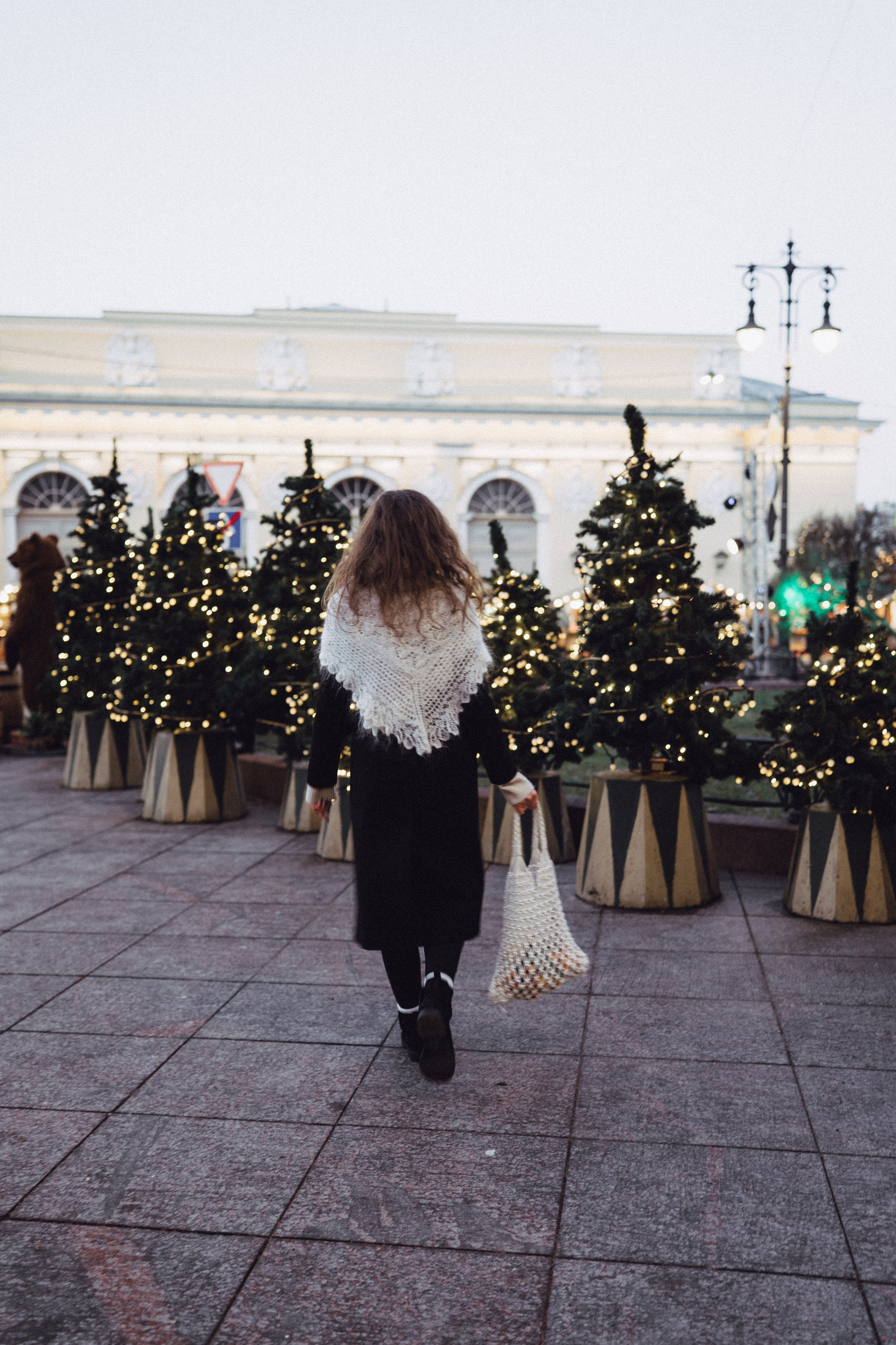 ПРОГУЛКА НА МАНЕЖНОЙ ПЛОЩАДИ ДЛЯ ДЕВУШКИ ПЕРЕД НОВЫМ ГОДОМ (НОВОГОДНЯЯ ФОТОСЕССИИЯ НА МАНЕЖНОЙ ПЛОЩАДИ). Профессиональный фотограф, Санкт-Петербург — Виктория Богомолова