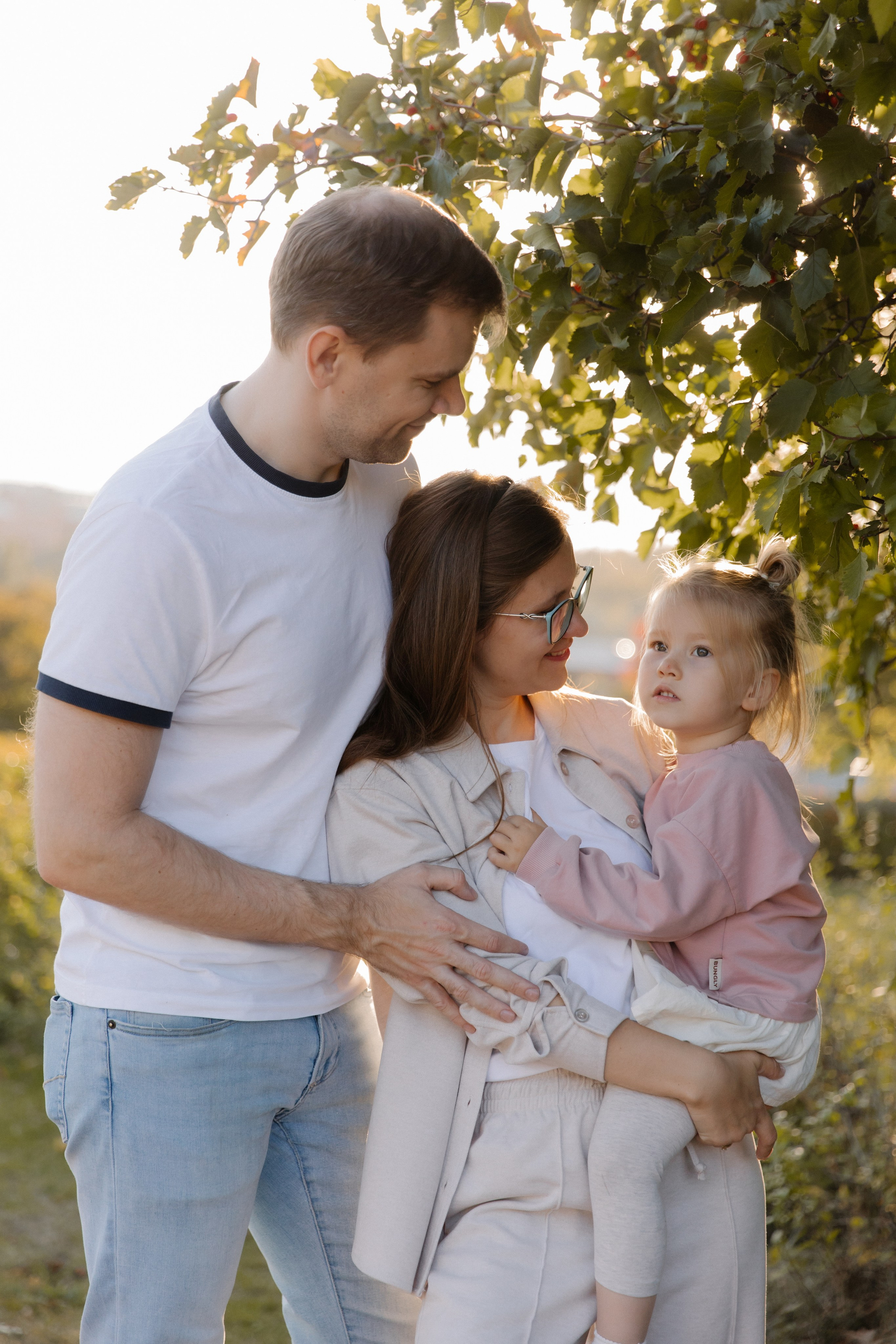 Прогулка Василисы с родителями, дядей и тетей. Семейный и свадебный фотограф в Москве и Зеленограде Пилипенко Юлия