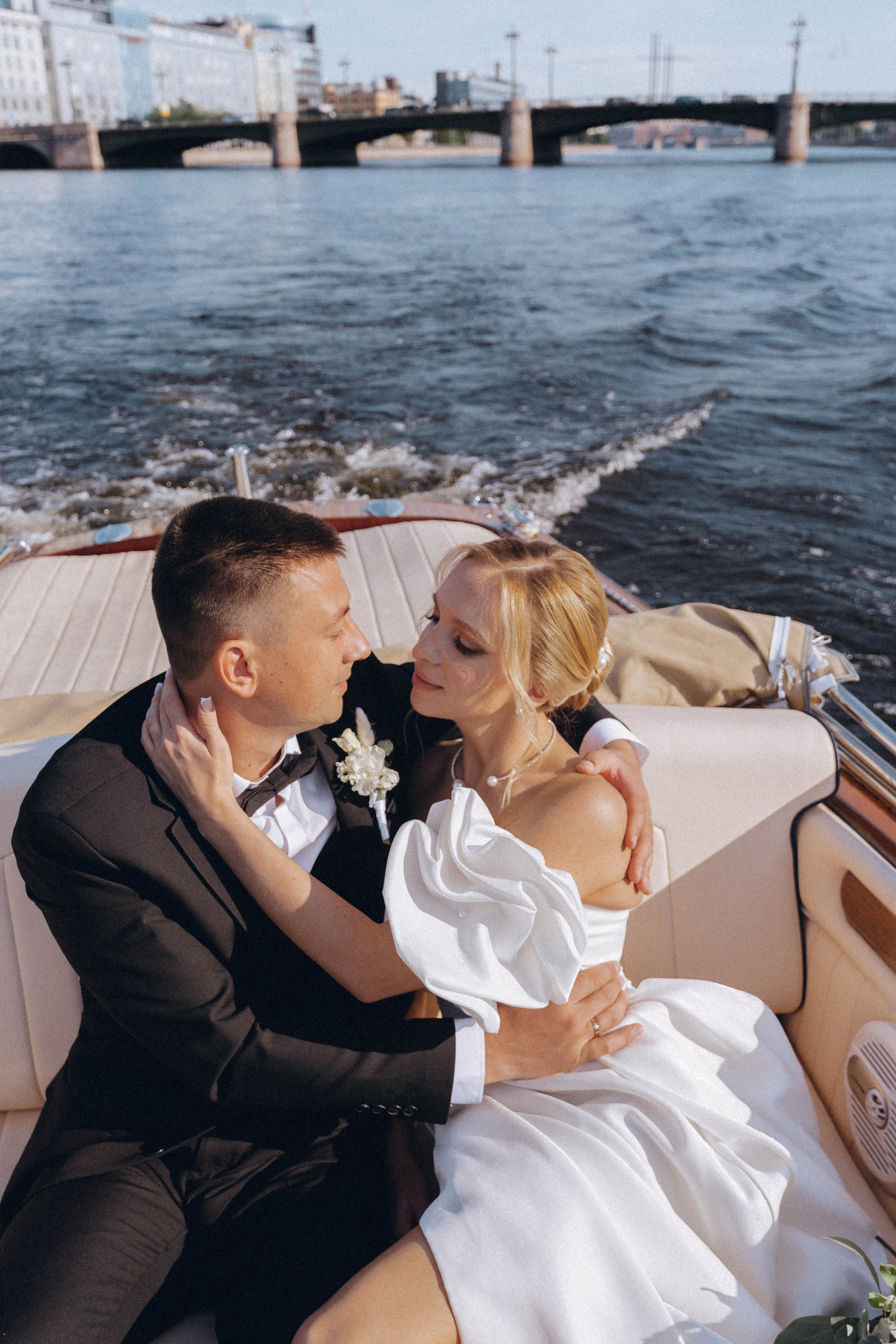 СВАДЕНБНАЯ СЬЕМКА НА КАТЕРЕ ПО КАНАЛАМ САНКТ-ПЕТЕРБУРГА И В АКВАТОРИИ НЕВЫ. Профессиональный фотограф, Санкт-Петербург — Виктория Богомолова