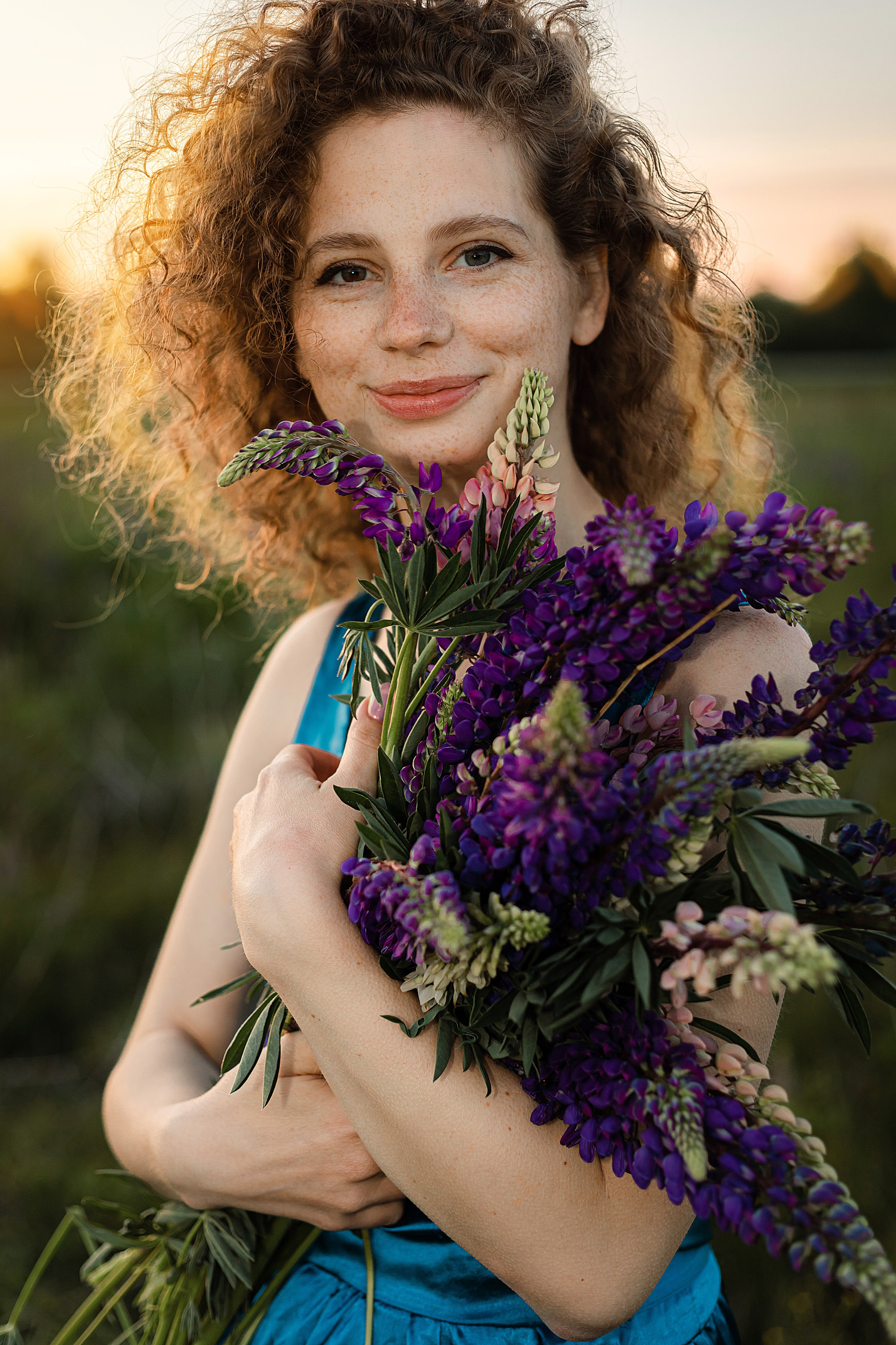 Ирина в люпинах. Женская фотосессия в поле люпинов. Семейный и детский фотограф в Санкт-Петербурге Павлова Елена