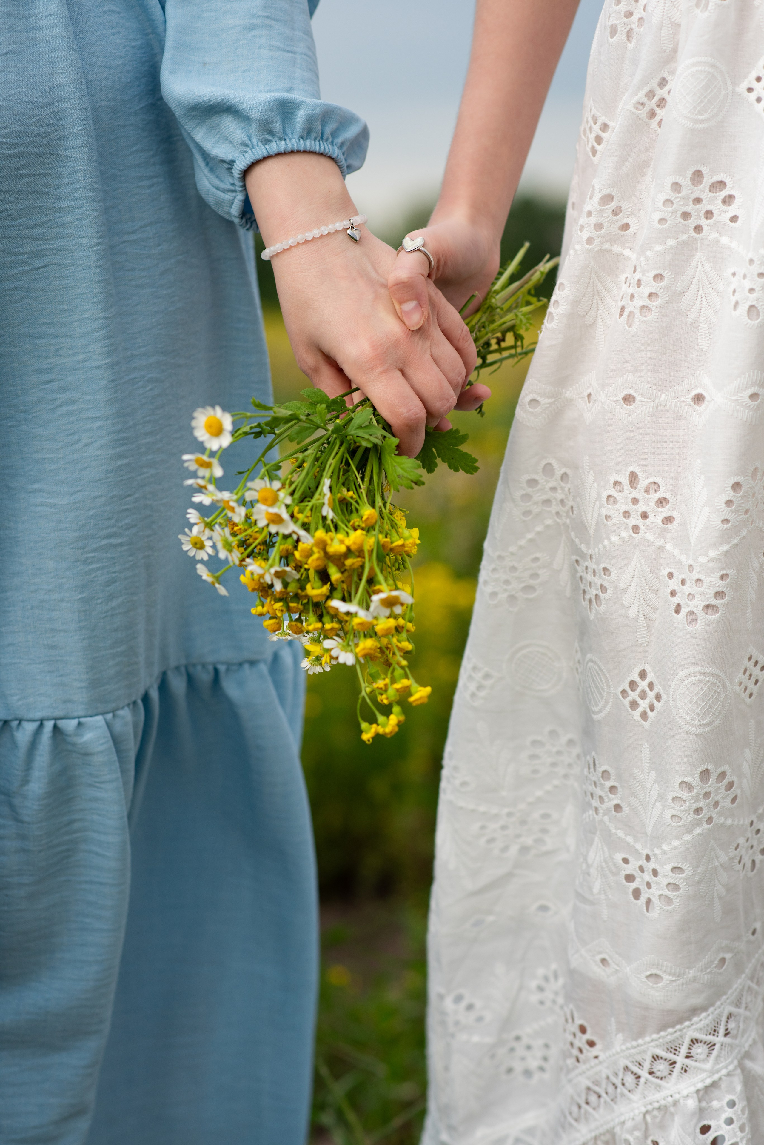 Надя и Яна в рапсовом поле. Фотограф в Краснодаре Анна Карелина